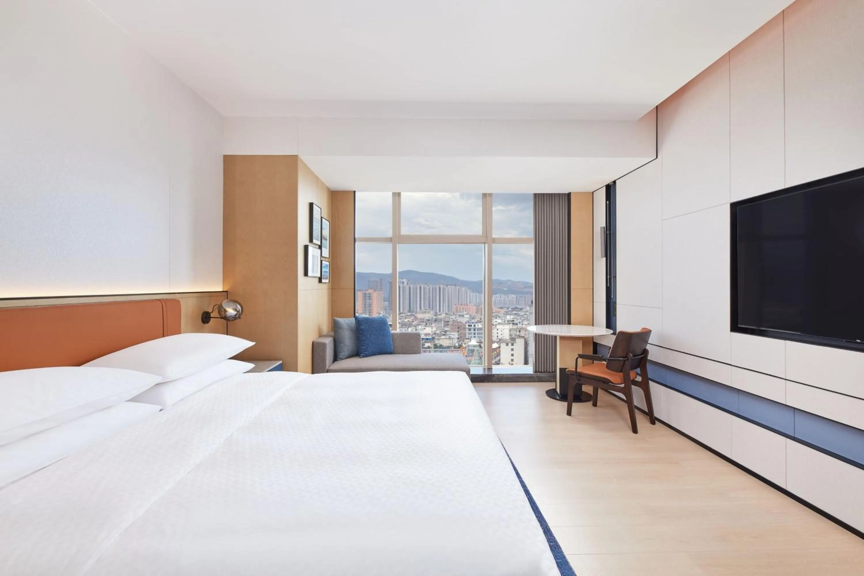 Photo of the whole room, Bed in Four Points by Sheraton Dali, Erhai