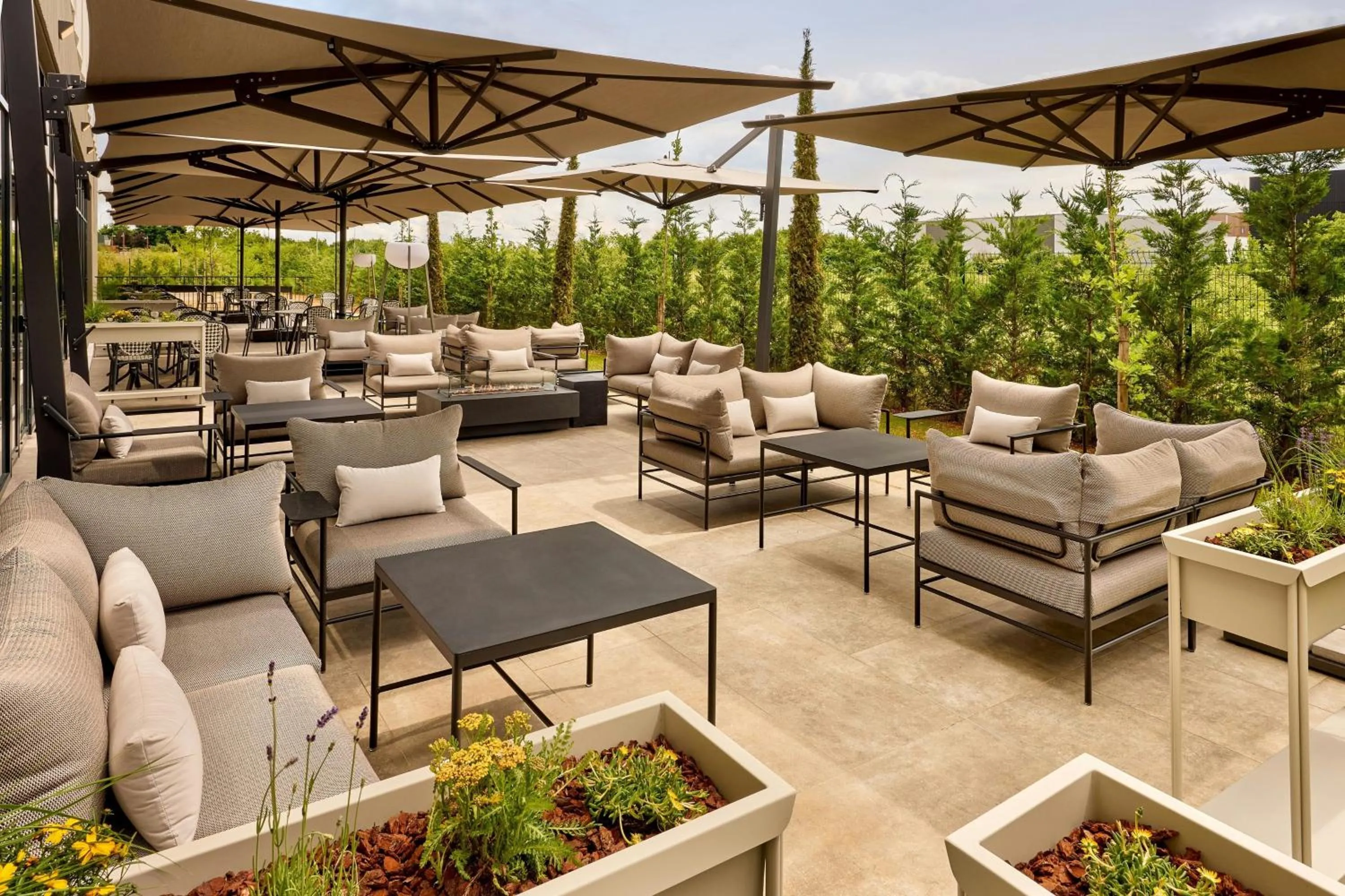 Lounge or bar in Courtyard by Marriott Lyon Eurexpo Stadium