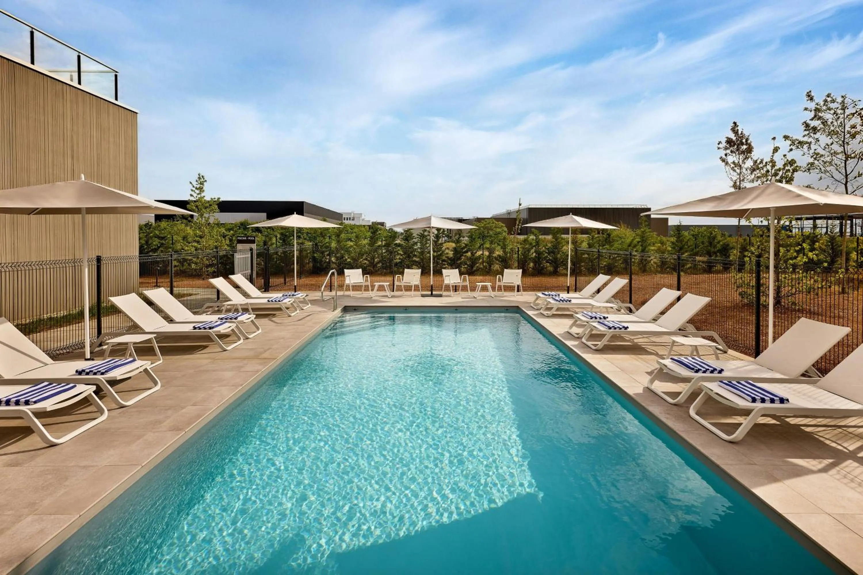 Swimming pool in Courtyard by Marriott Lyon Eurexpo Stadium