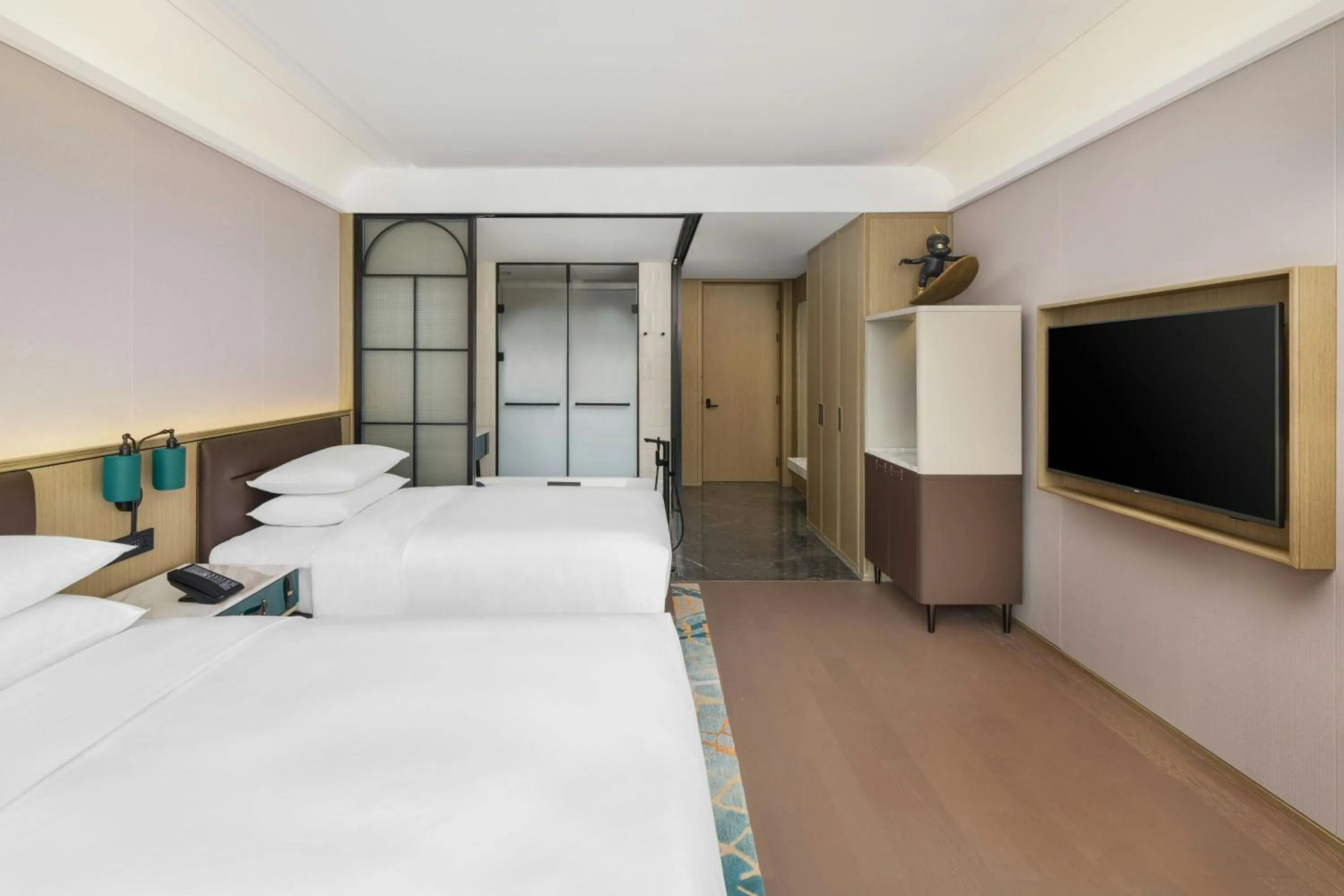 Photo of the whole room, Bed in Renaissance Qingdao Hotel