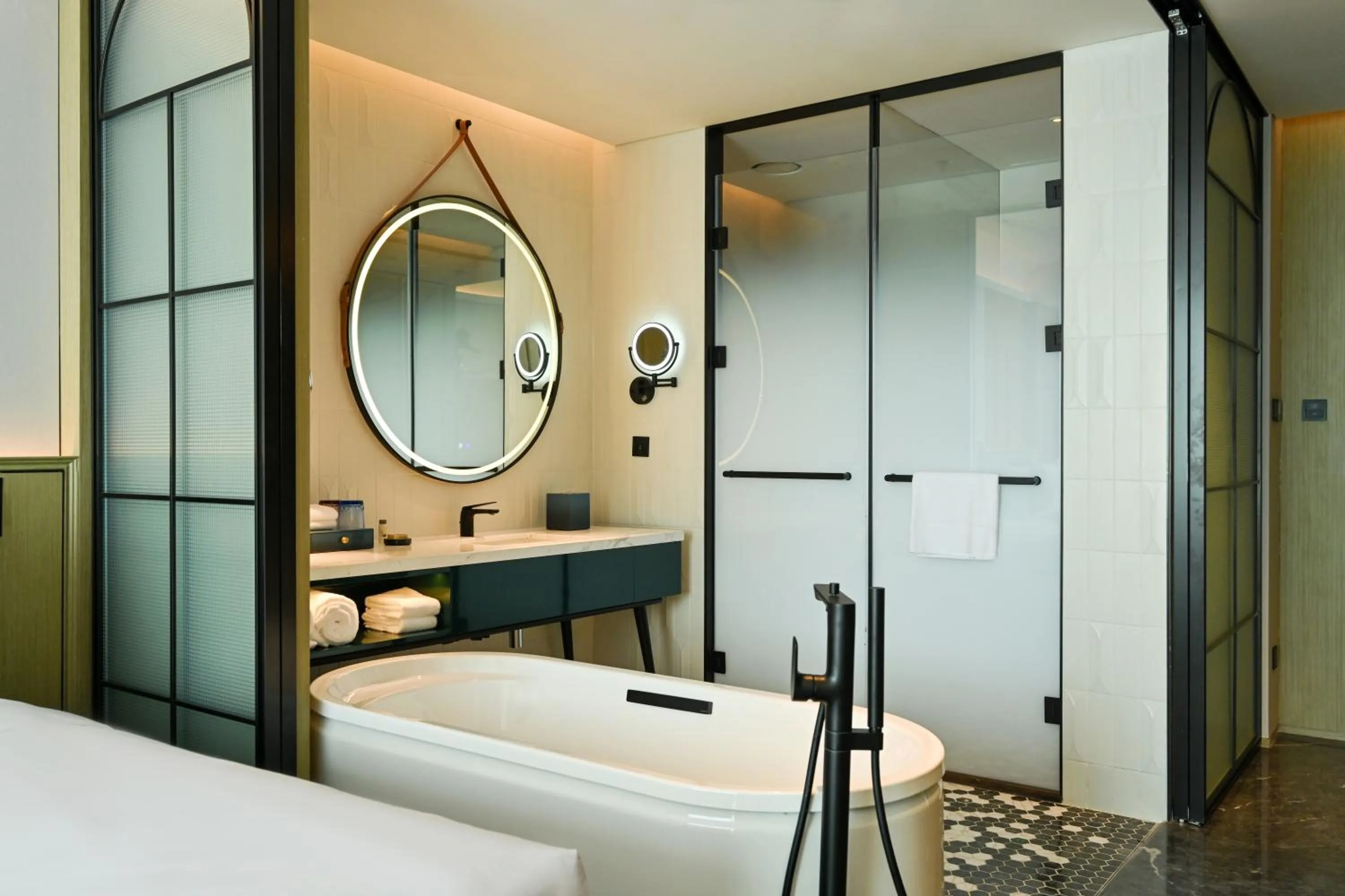 Bathroom, Bed in Renaissance Qingdao Hotel