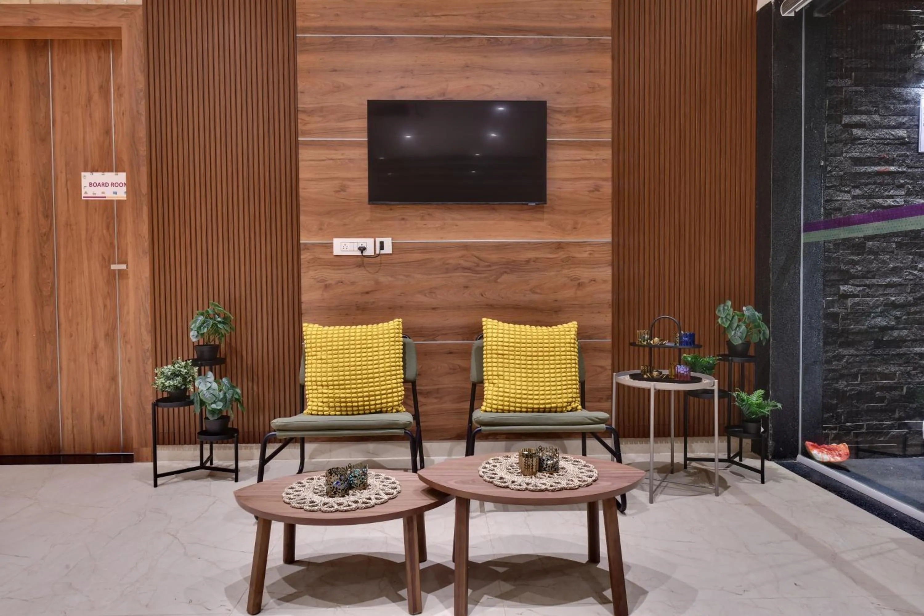 Communal lounge/ TV room in Click Hotel Vista-Kempegowda Airport
