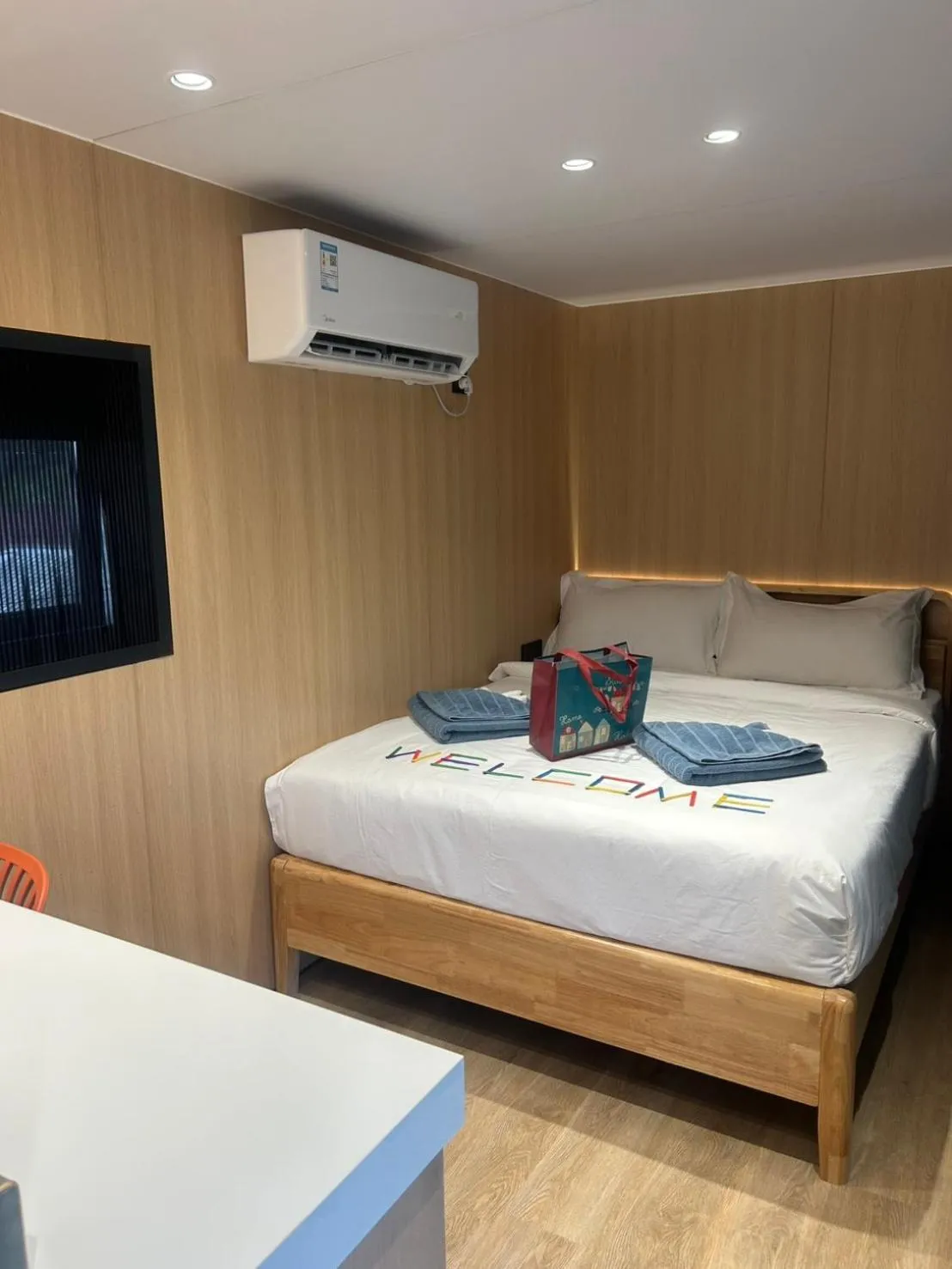 Photo of the whole room, Bed in Space House Hotel Phuket