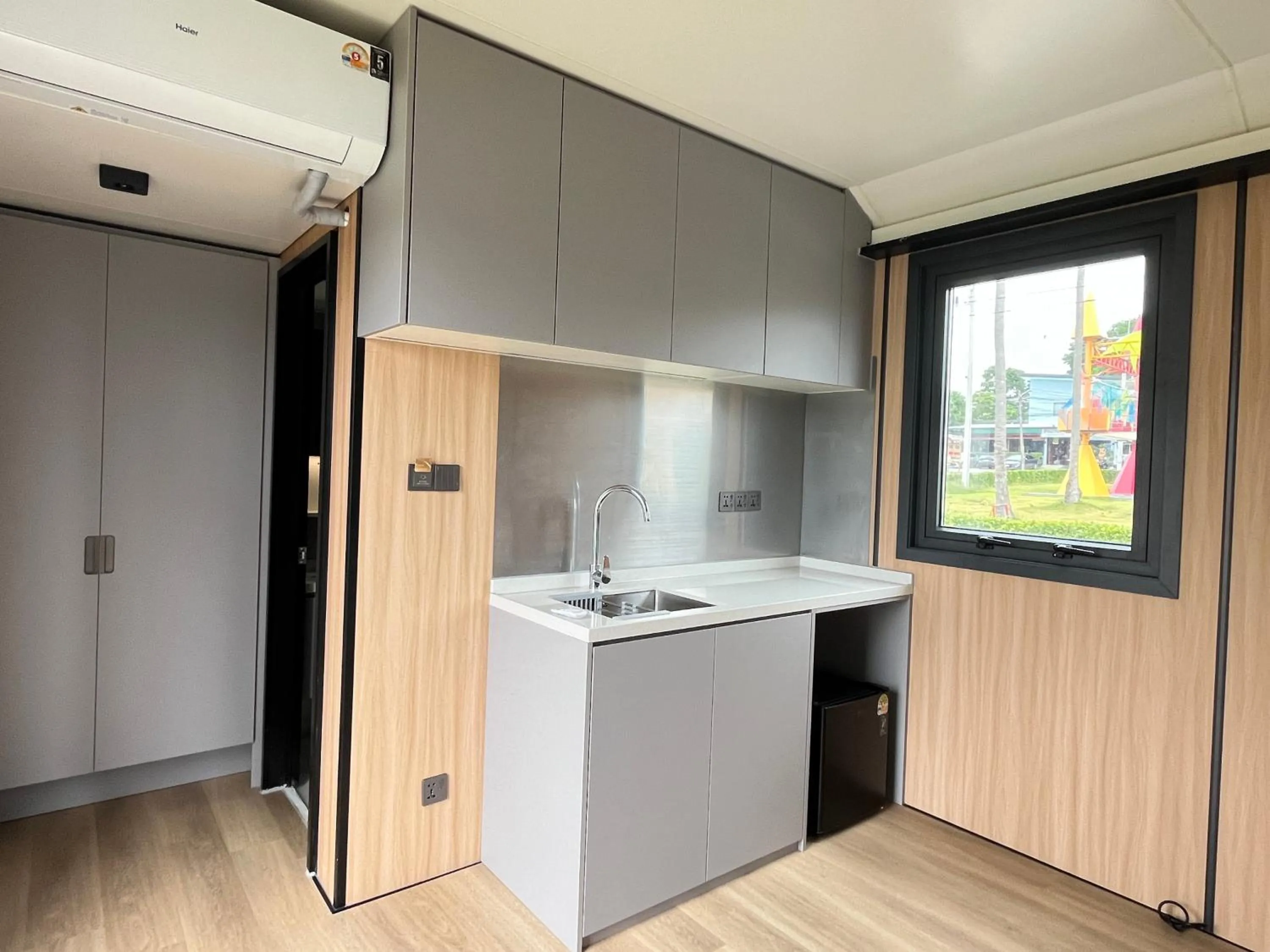 Kitchen or kitchenette in Space House Hotel Phuket