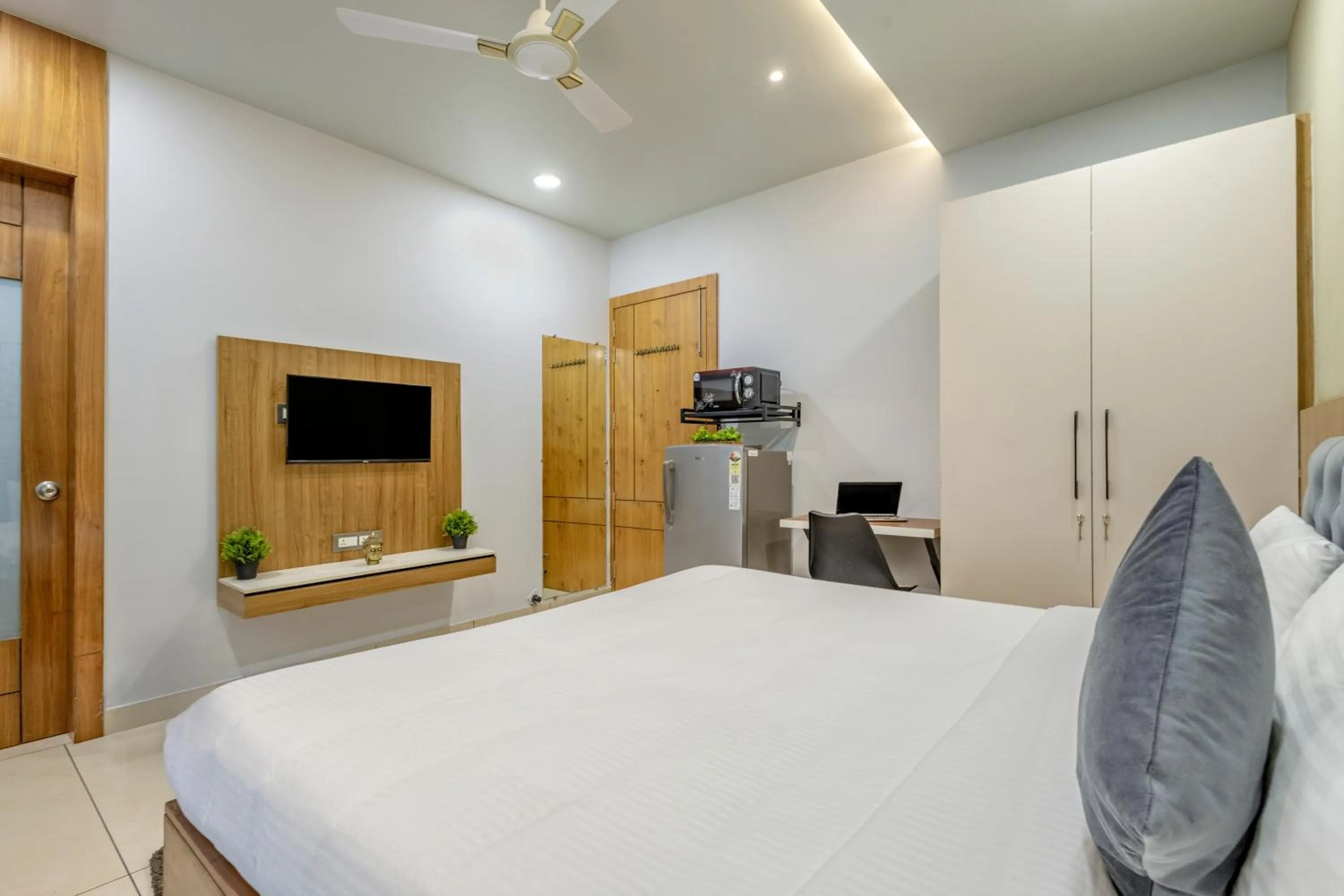 Bed in Wandr Hotel Medicity Gurugram, Near Medanta Hospital