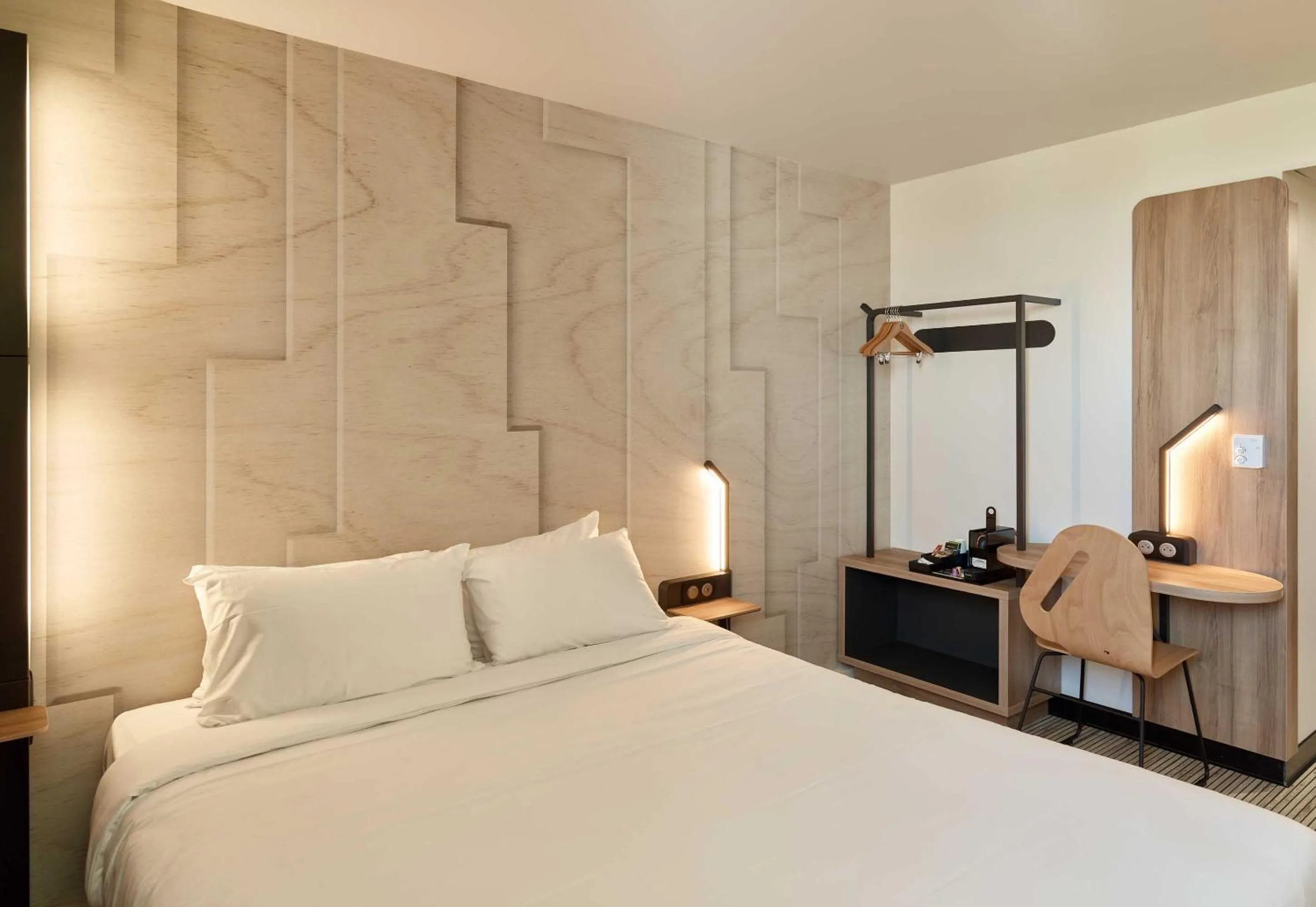 Bedroom, Bed in B&B HOTEL Meaux Nanteuil-lès-Meaux 3 étoiles