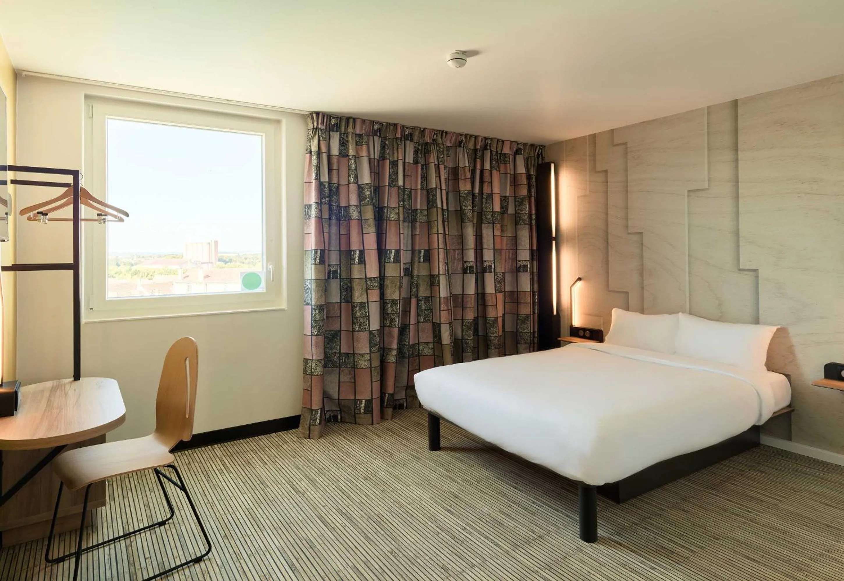 Bedroom, Bed in B&B HOTEL Meaux Nanteuil-lès-Meaux 3 étoiles