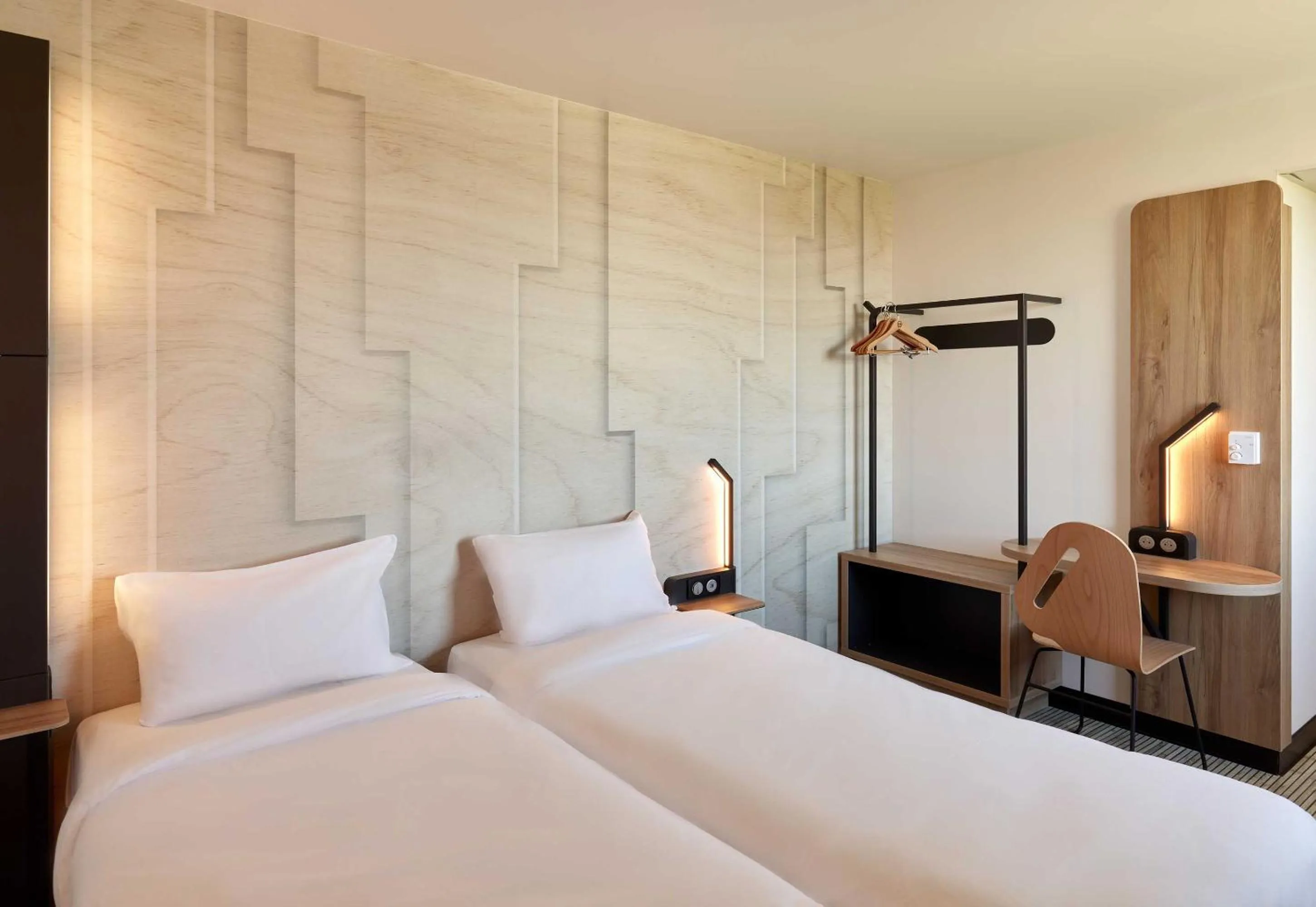 Bedroom, Bed in B&B HOTEL Meaux Nanteuil-lès-Meaux 3 étoiles