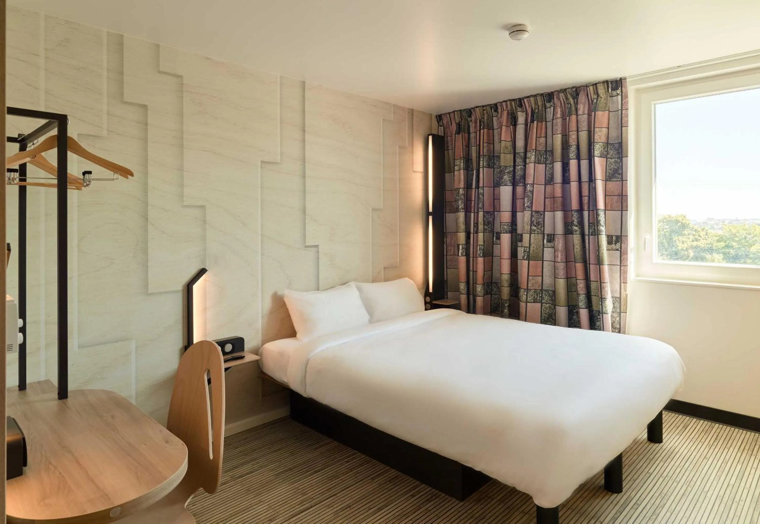 Bedroom, Bed in B&B HOTEL Meaux Nanteuil-lès-Meaux 3 étoiles