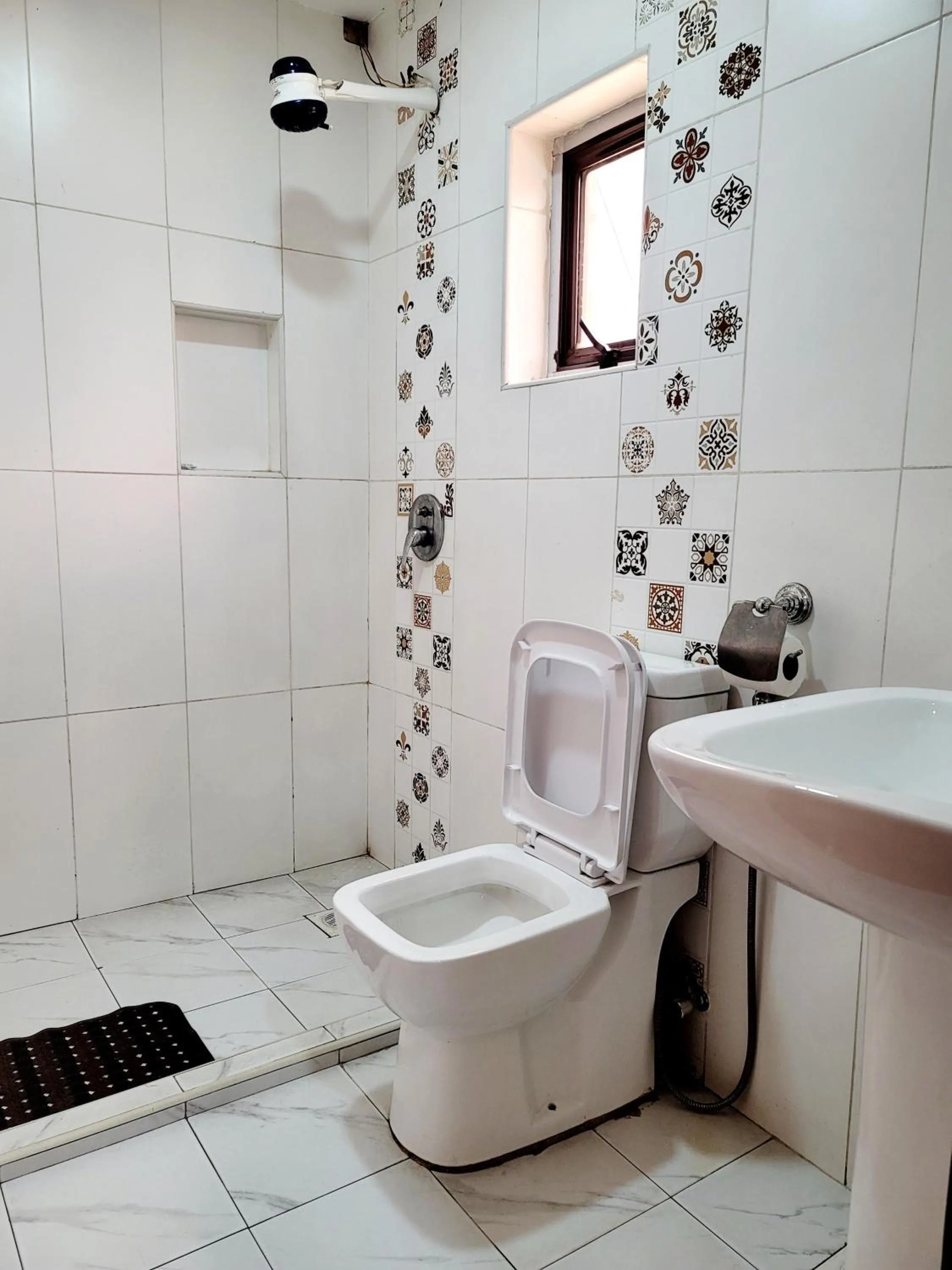 Toilet in Nairobi Glory Palace Hotel