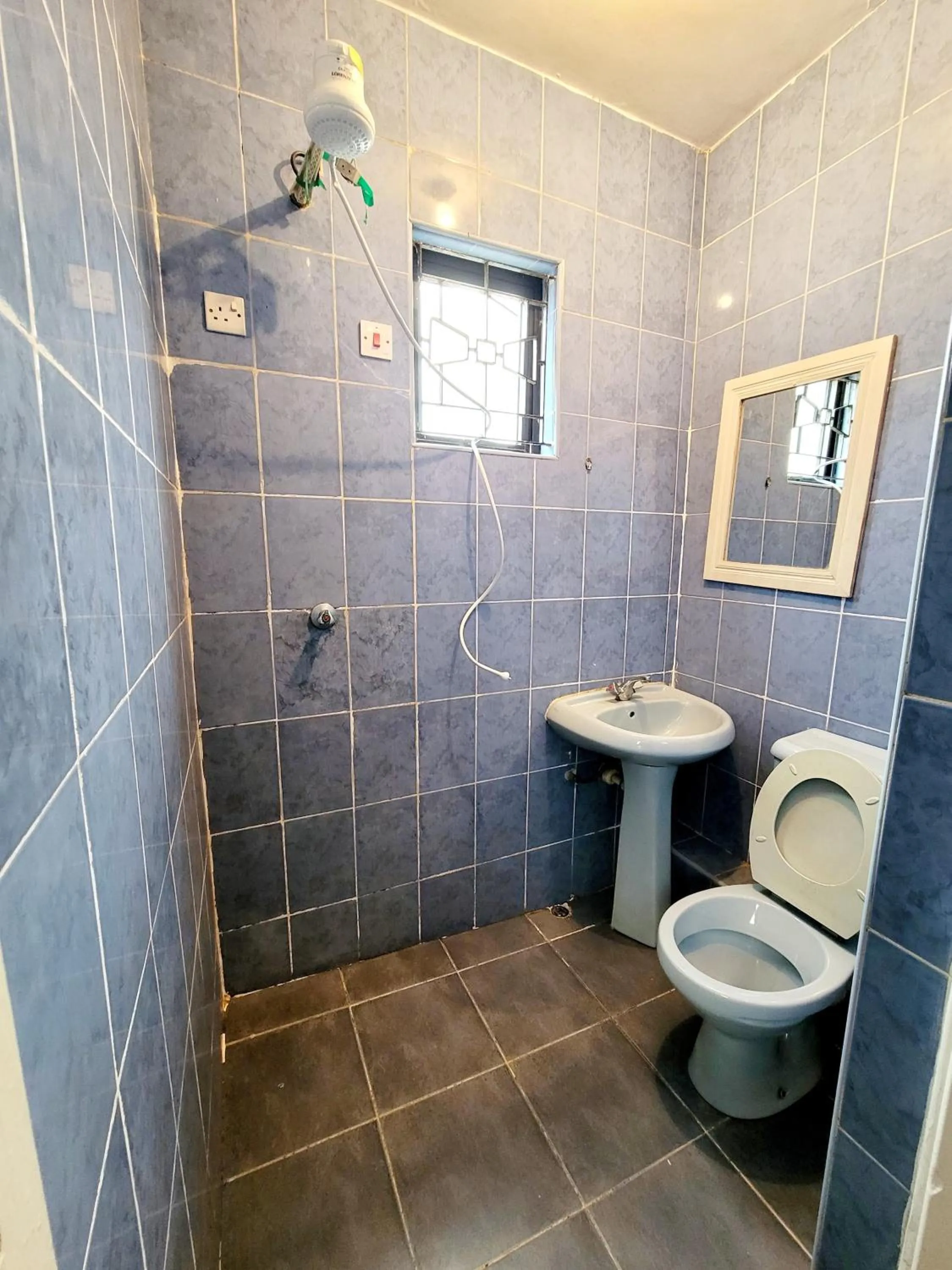 Shower in Nairobi Glory Palace Hotel