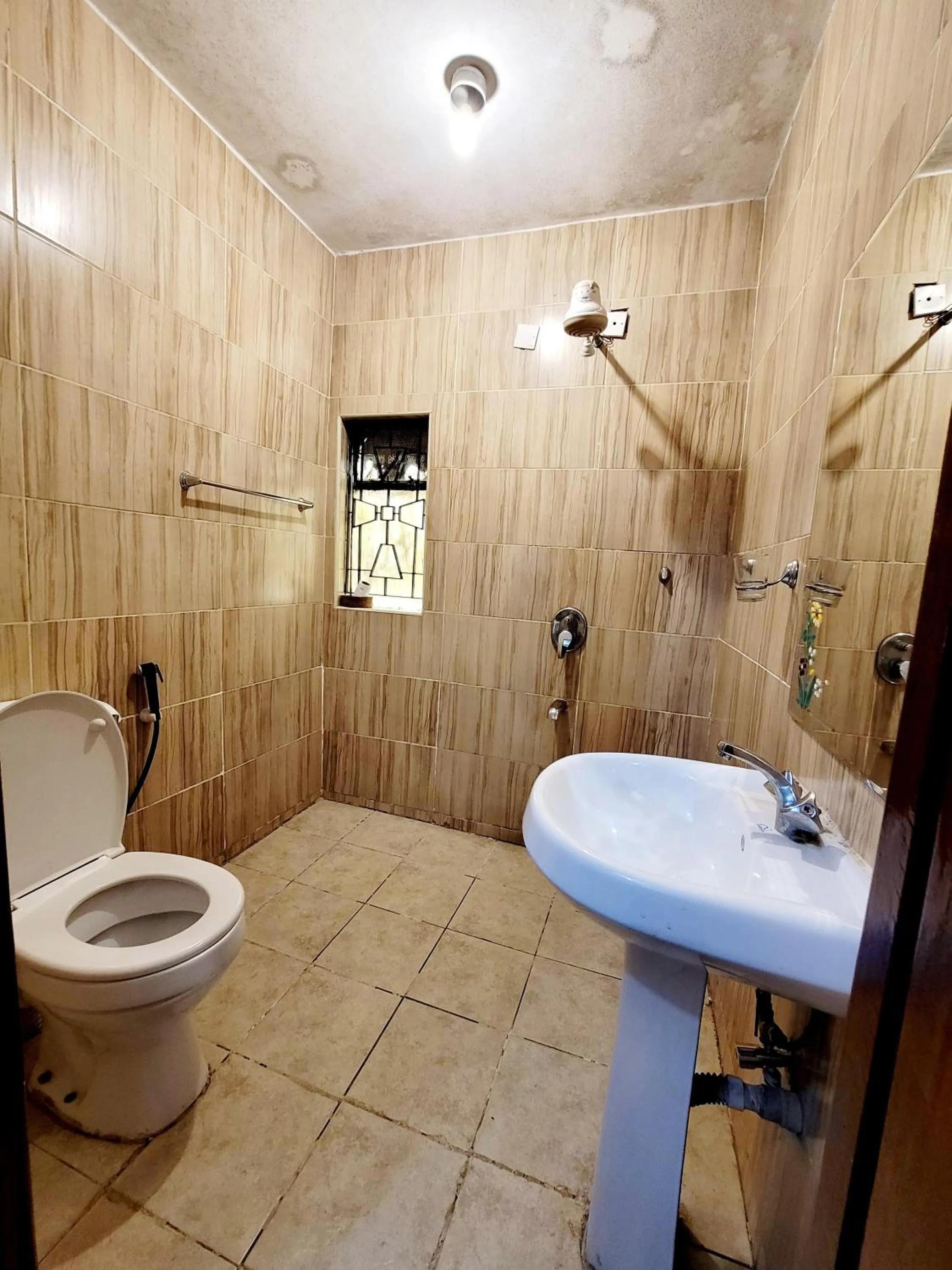 Shower in Nairobi Glory Palace Hotel