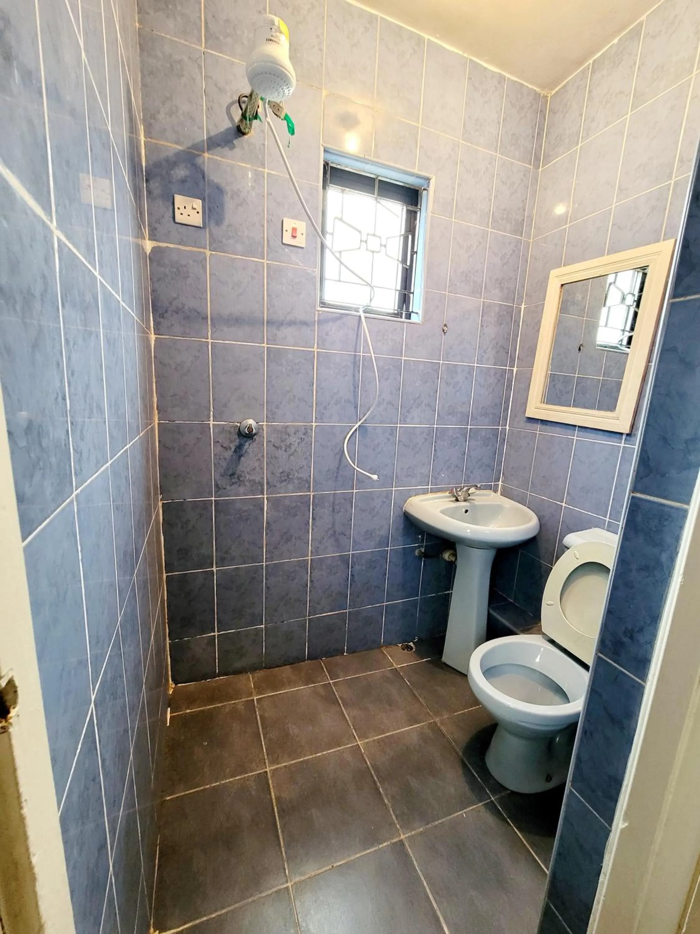 Shower in Nairobi Glory Palace Hotel