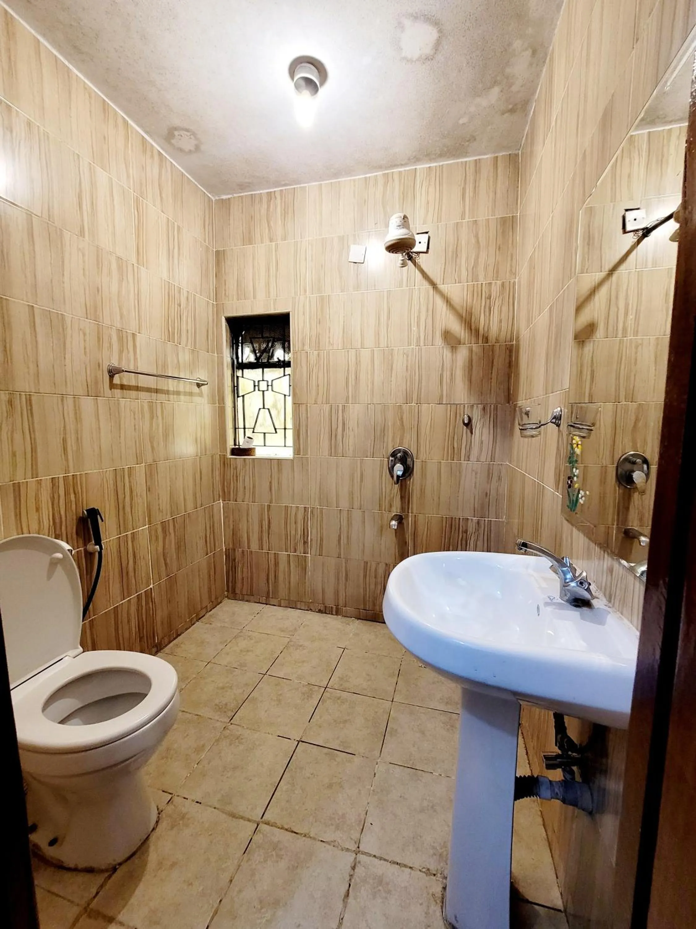 Shower in Nairobi Glory Palace Hotel