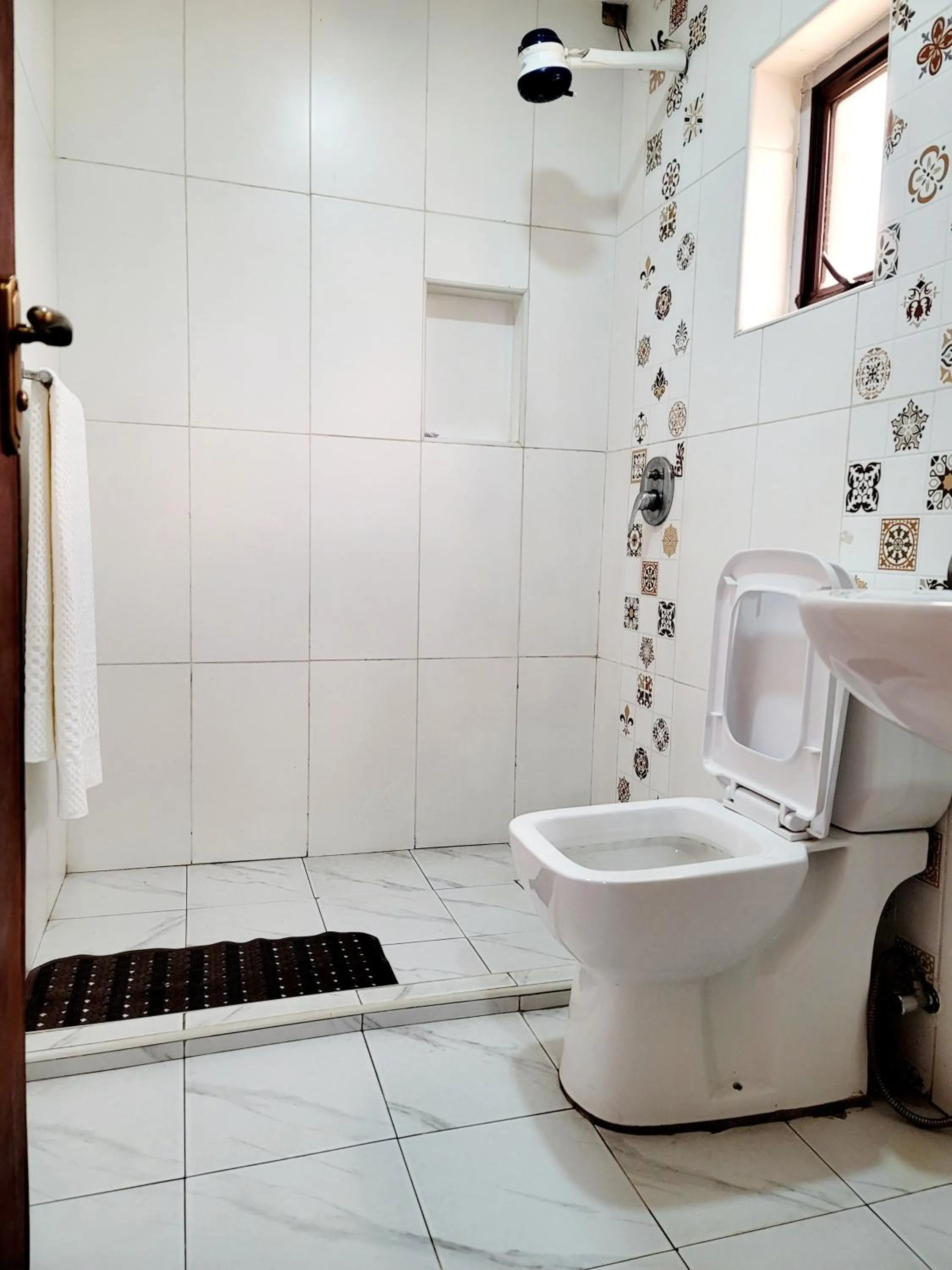 Shower in Nairobi Glory Palace Hotel