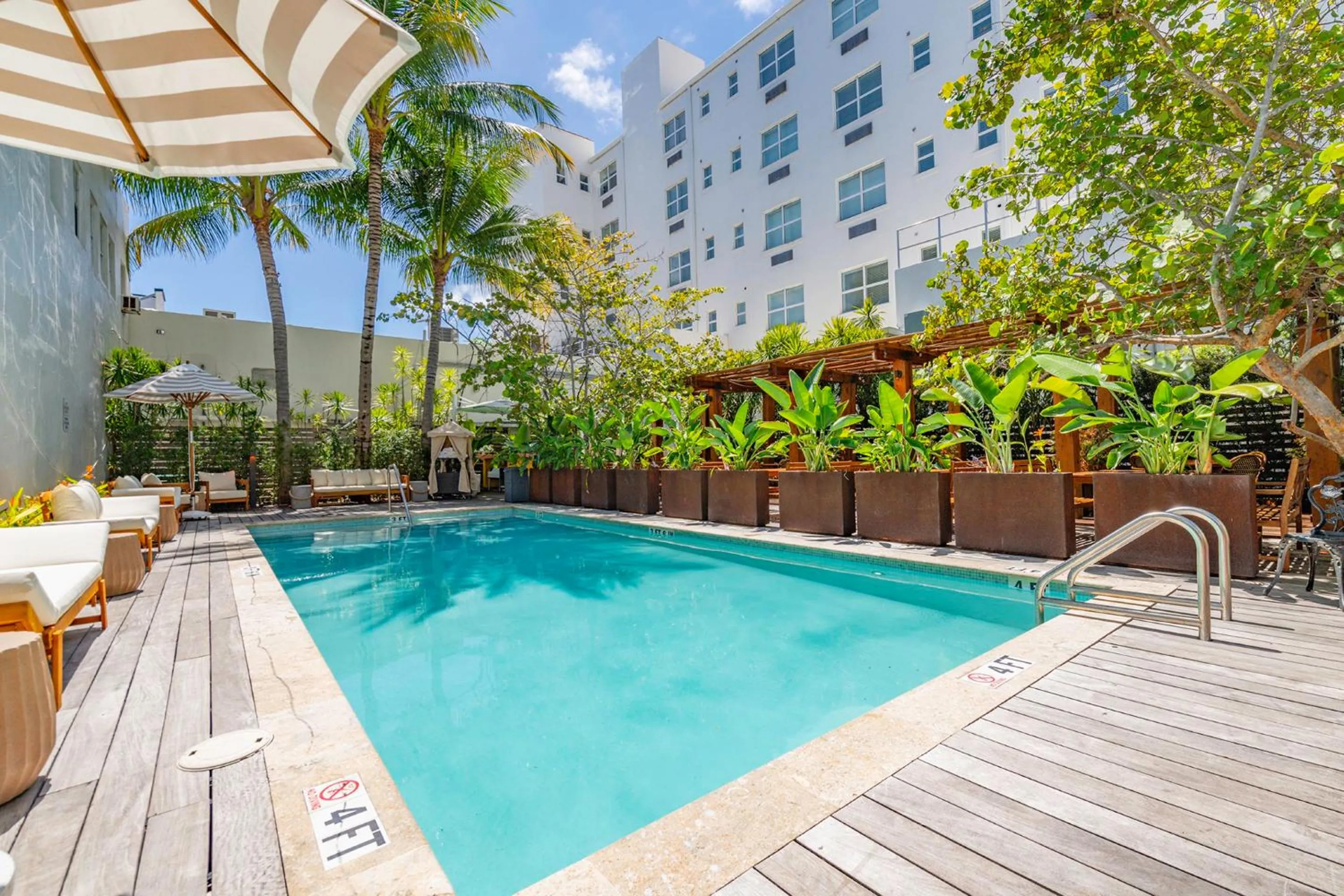 Swimming pool in Global Luxury Suites at The Apex Miami