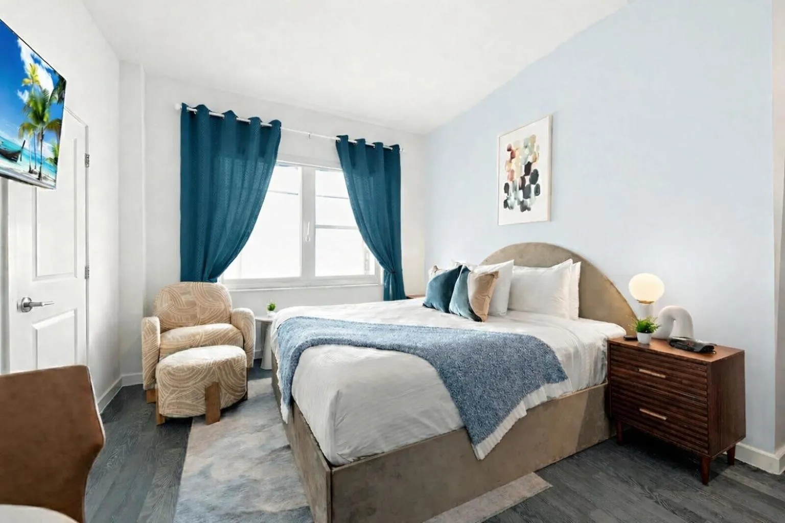 Bed in Global Luxury Suites at The Apex Miami