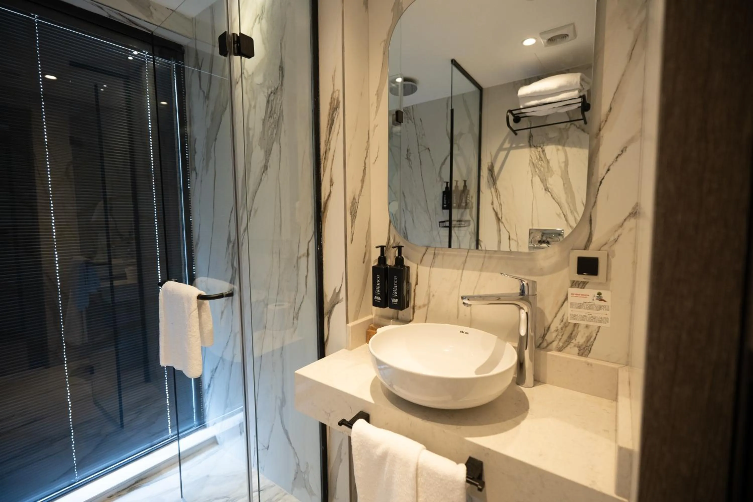 Shower in Lunet Old City Hotel