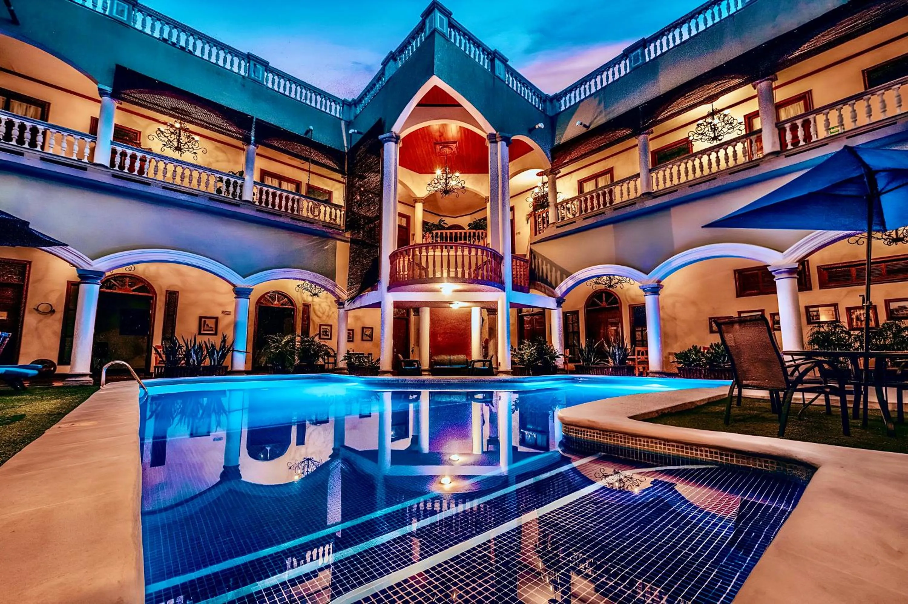 Swimming pool in Hotel Real La Merced