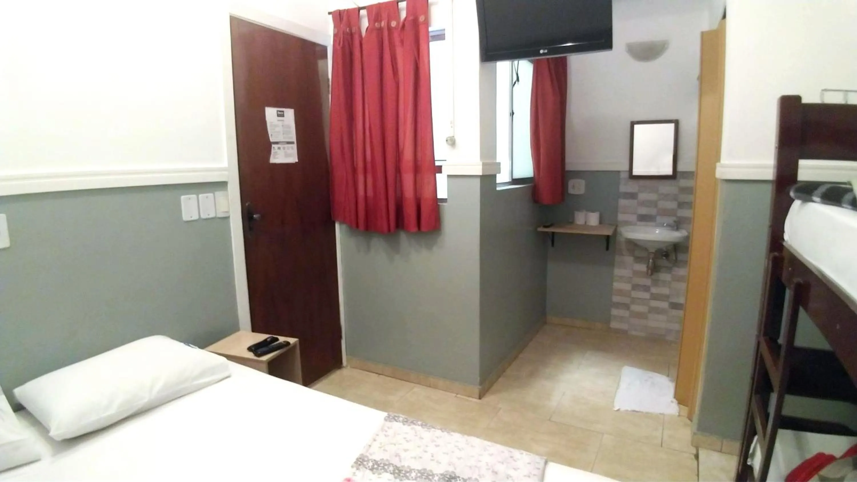 Photo of the whole room, Bed in HOTEL PAULISTANO Terminal Tietê