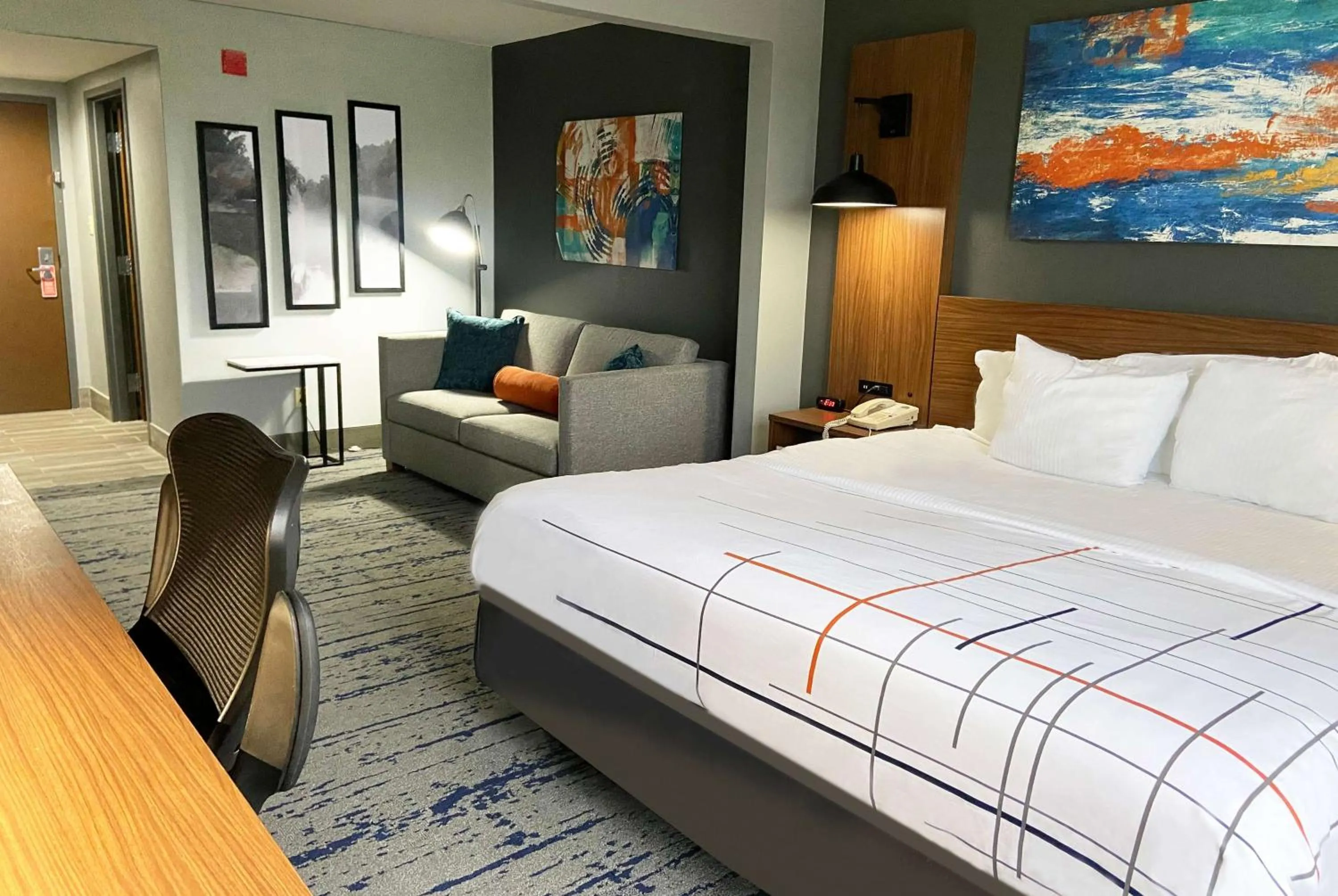 Photo of the whole room, Bed in La Quinta Inn & Suites by Wyndham-Albany GA