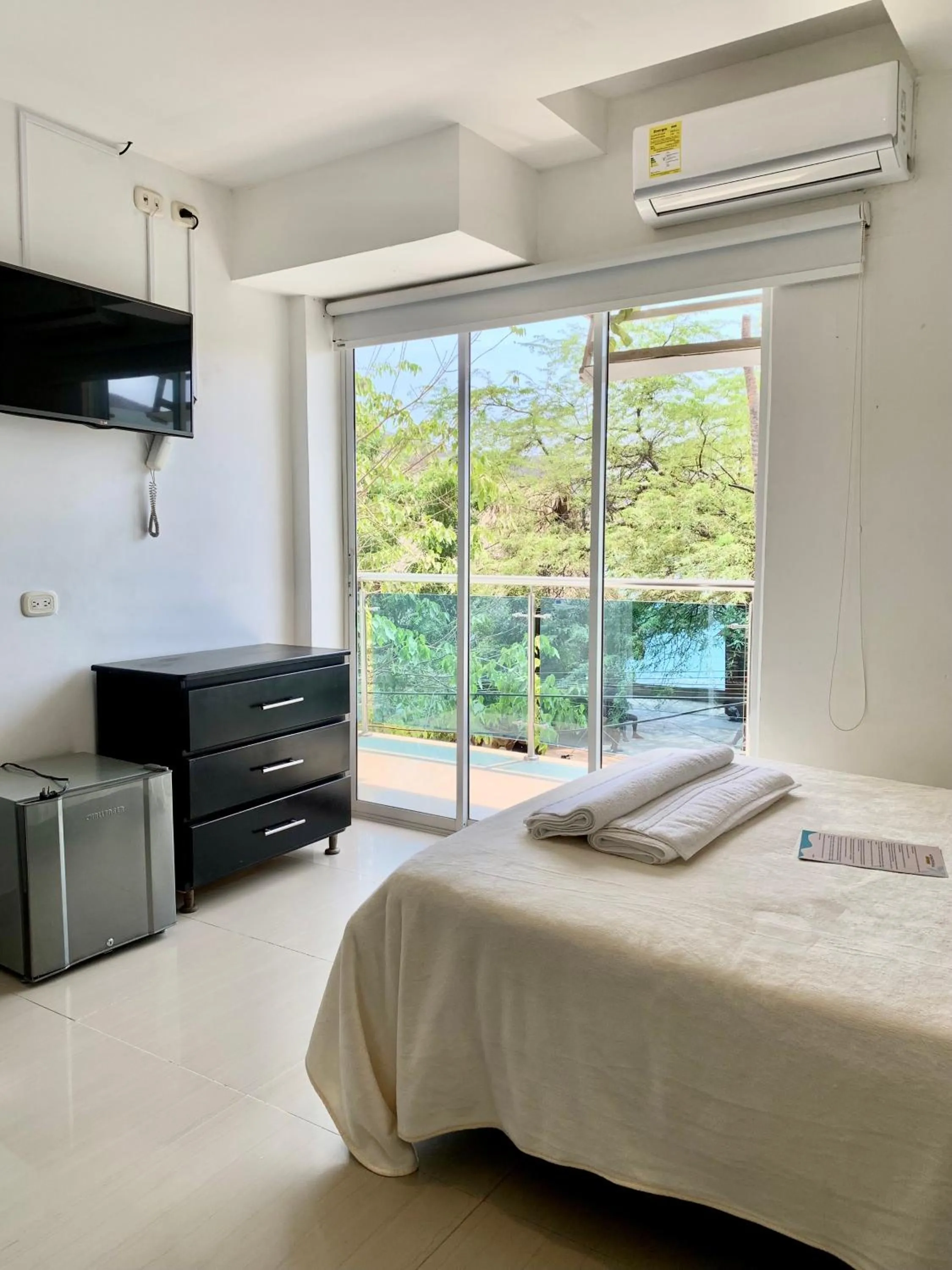 Balcony/Terrace, Bed in Hostal Viña del Mar