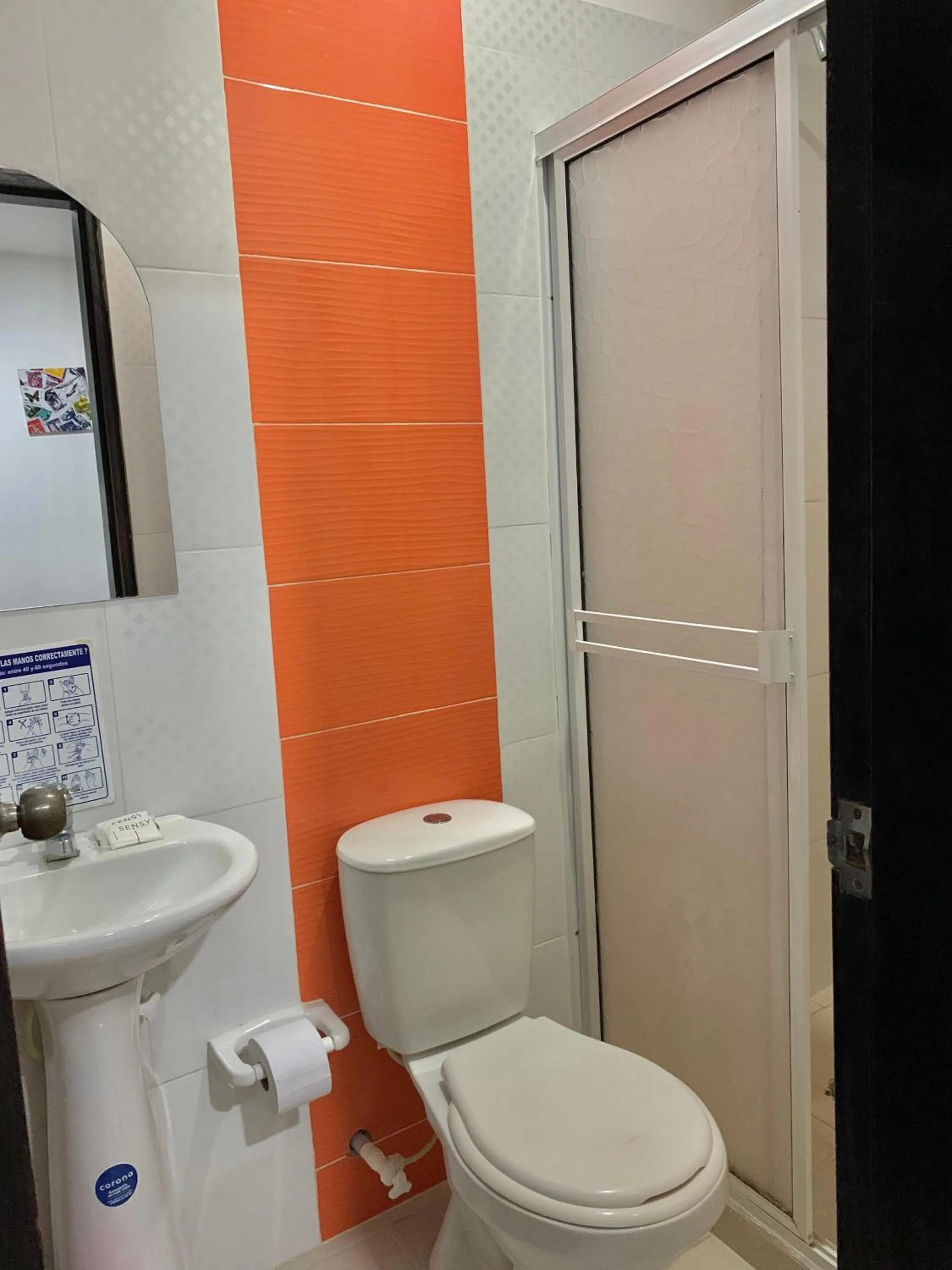 Shower in Hostal Viña del Mar