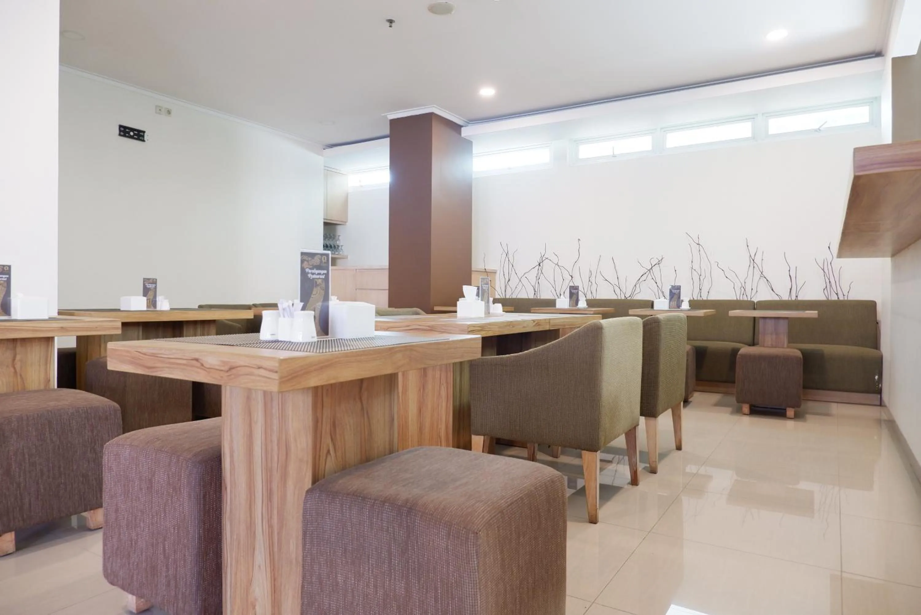 Restaurant/places to eat in Point C Hotel