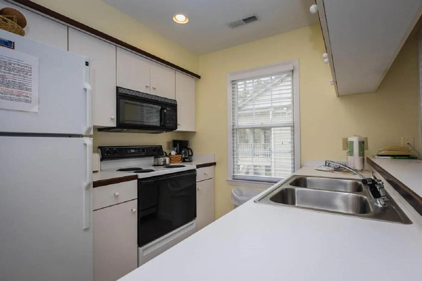 Kitchen/Kitchenette in Pawleys Plantation Golf & Country Club