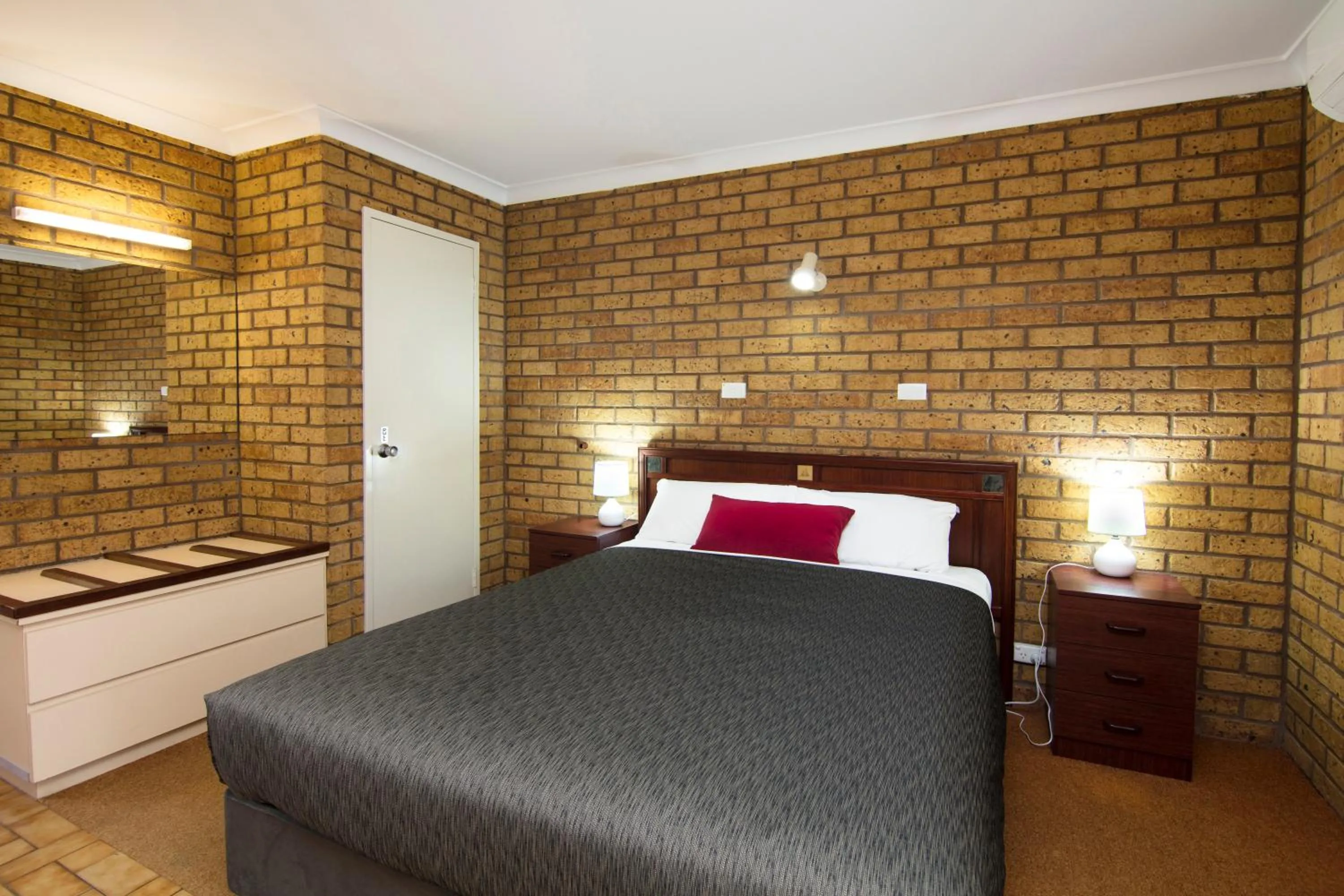 Bed in Cervantes Pinnacles Motel