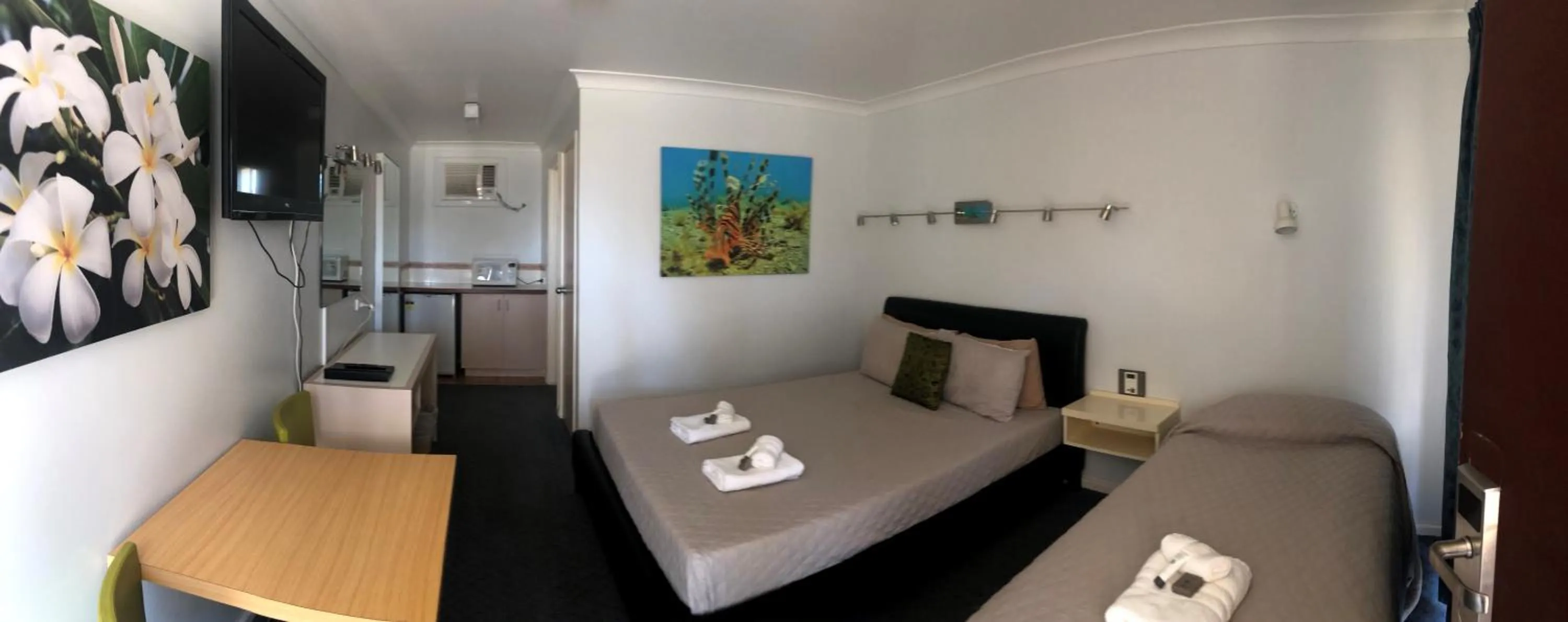 Bed in Carnarvon Gateway Motel