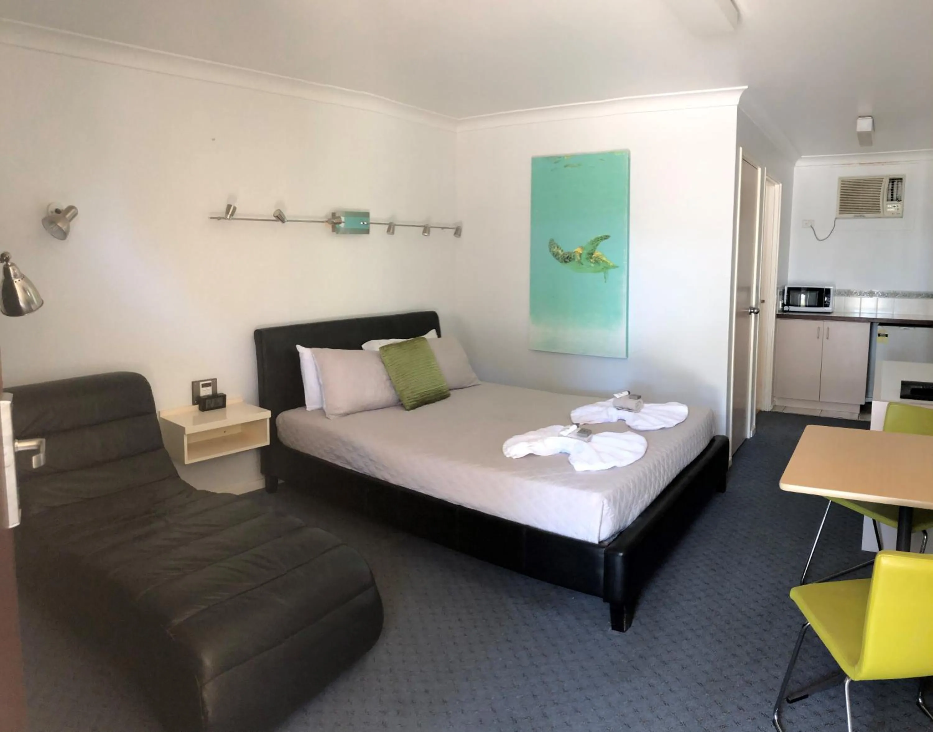Bed in Carnarvon Gateway Motel