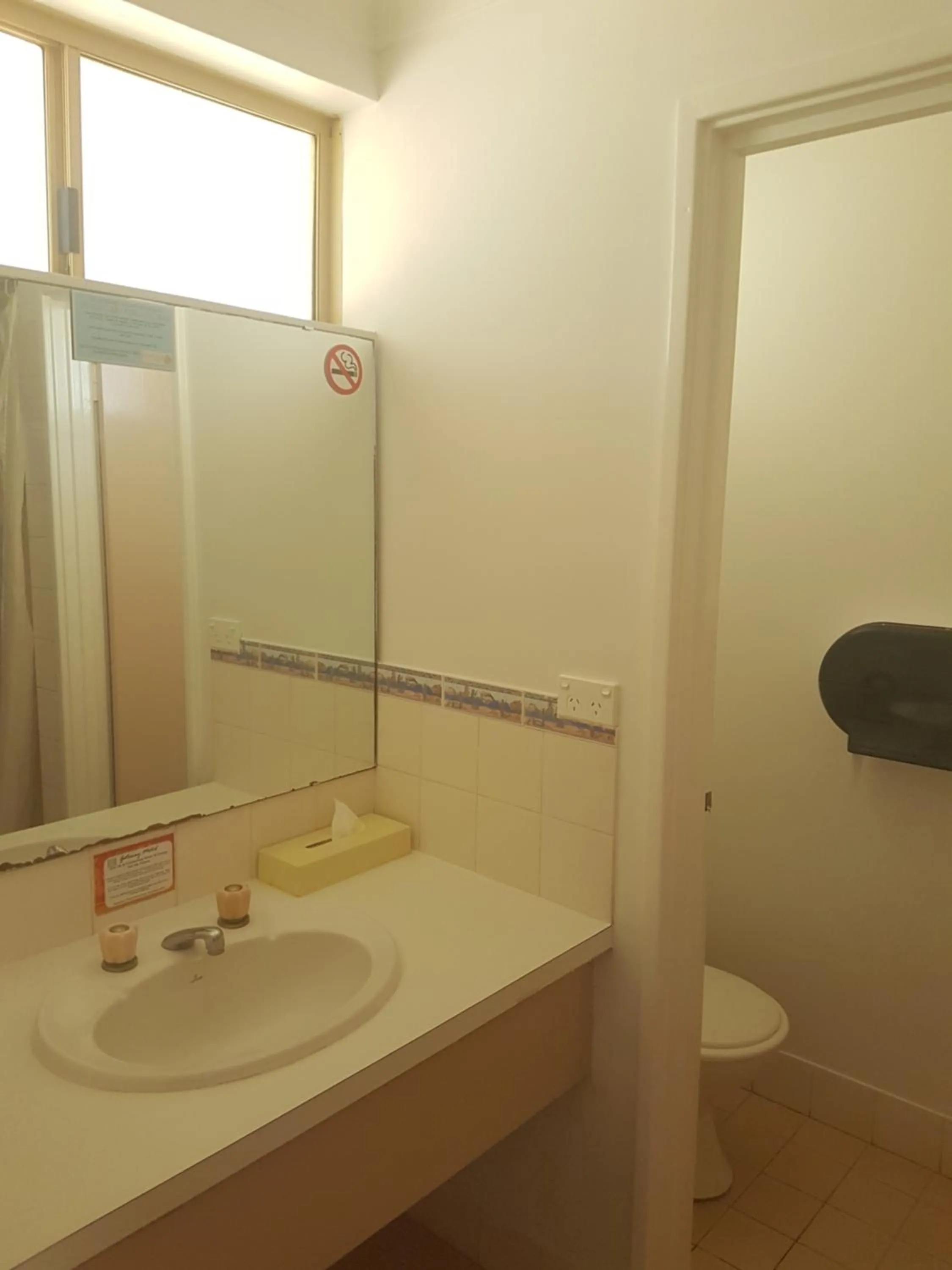 Bathroom in Carnarvon Gateway Motel