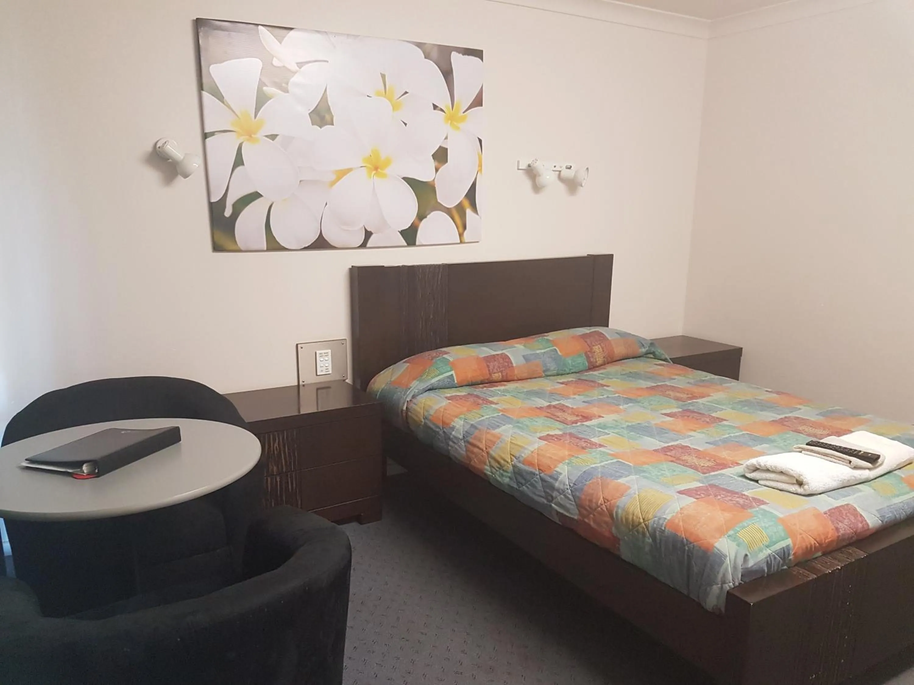 Bed in Carnarvon Gateway Motel