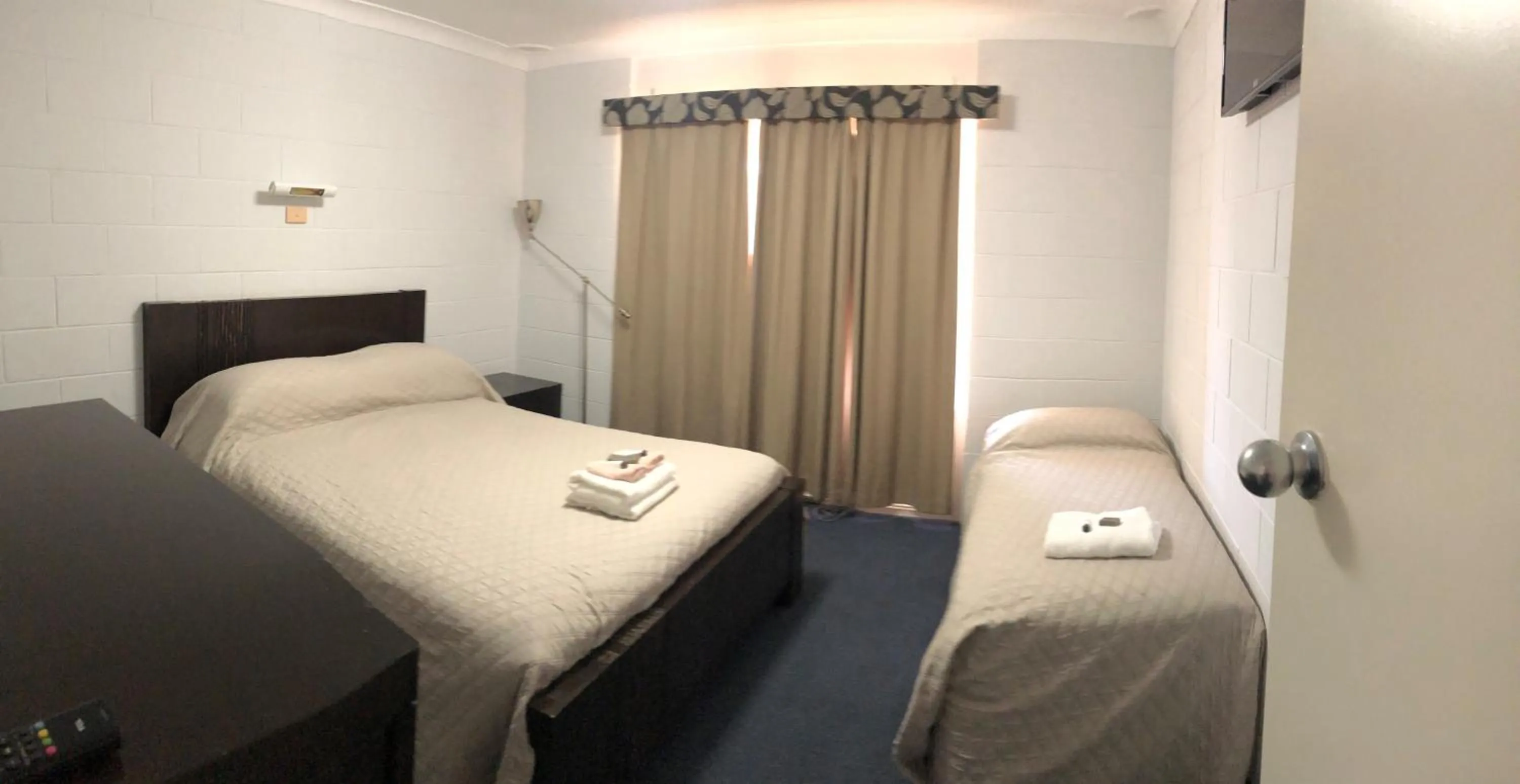 Bed in Carnarvon Gateway Motel