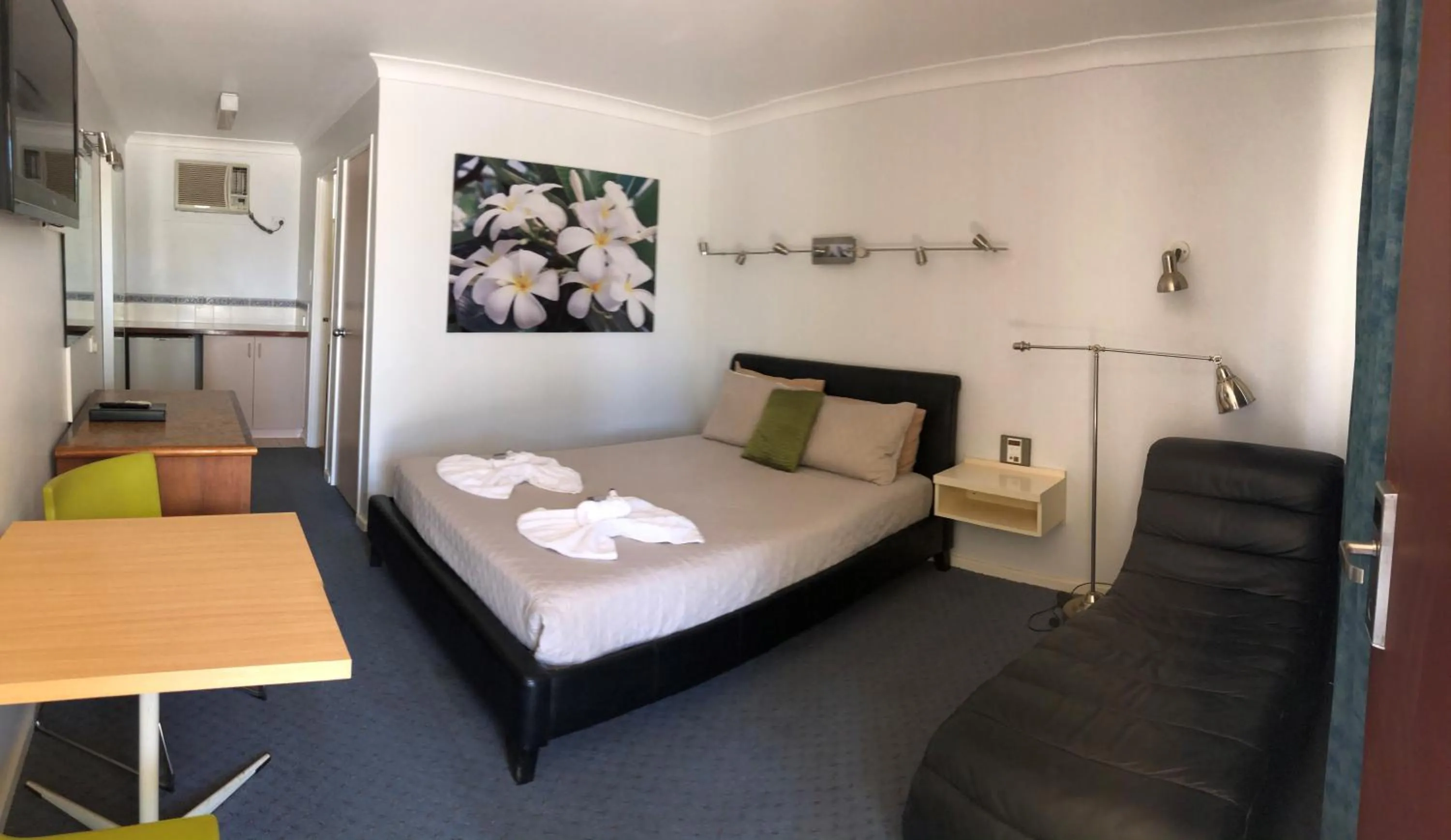 Bed in Carnarvon Gateway Motel