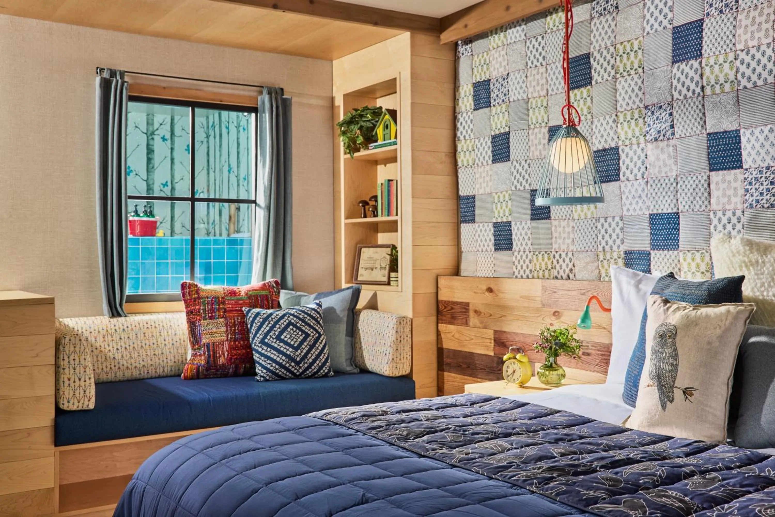 Seating area, Bed in Treehouse Hotel Silicon Valley