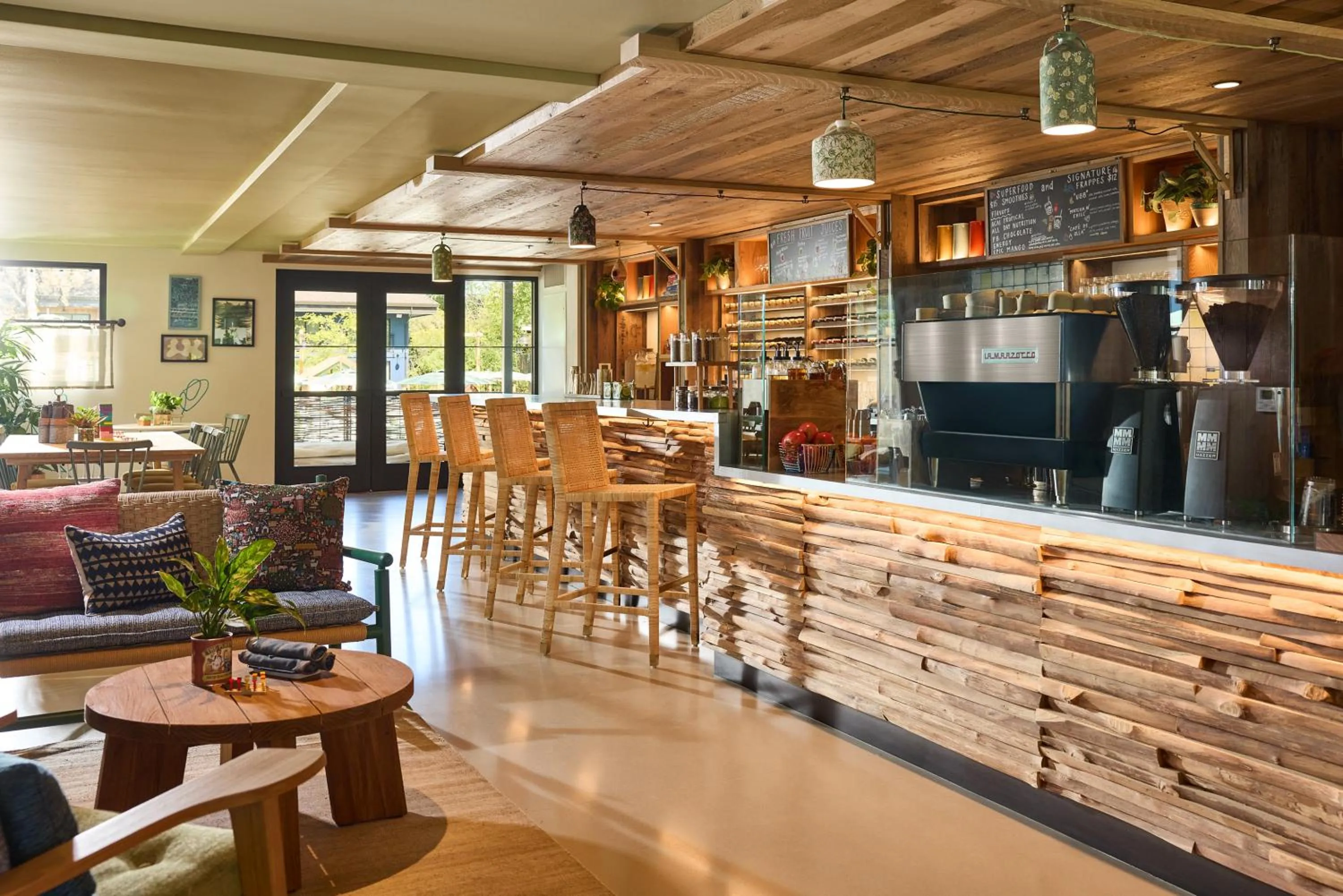 American breakfast in Treehouse Hotel Silicon Valley