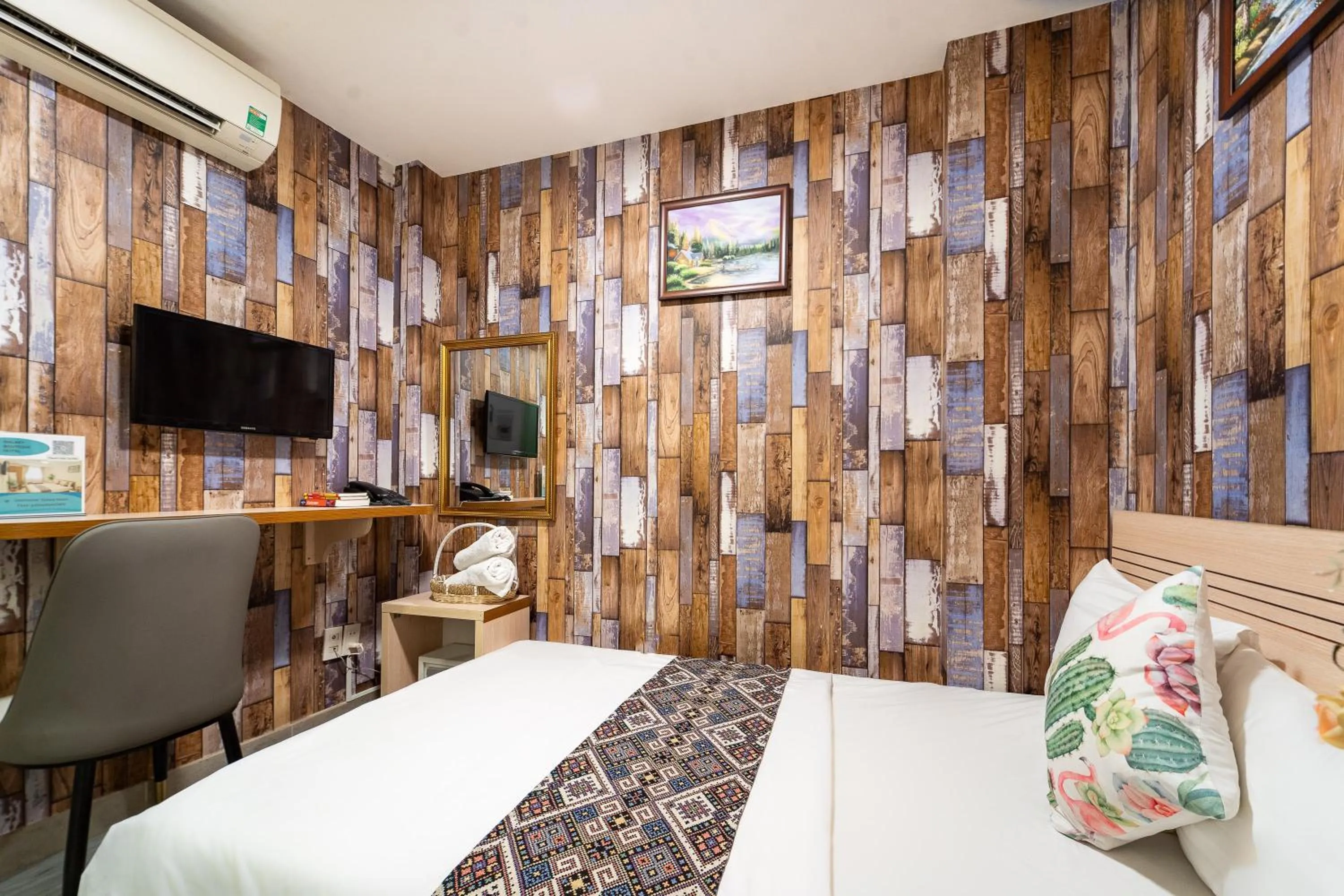 Communal lounge/ TV room, Bed in Galaxy Boutique Sai Gon Central Hotel