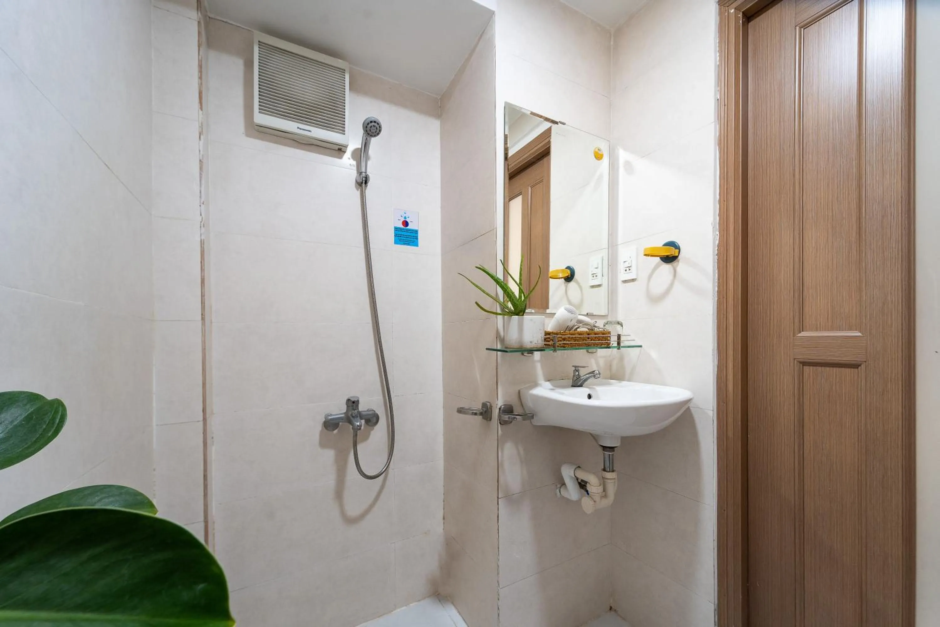 Shower in Galaxy Boutique Sai Gon Central Hotel