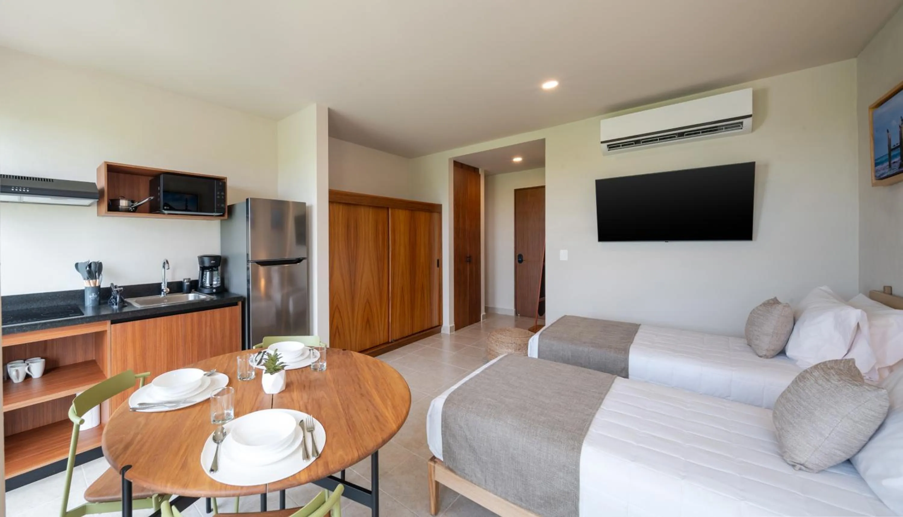 Photo of the whole room in Everglades Suites