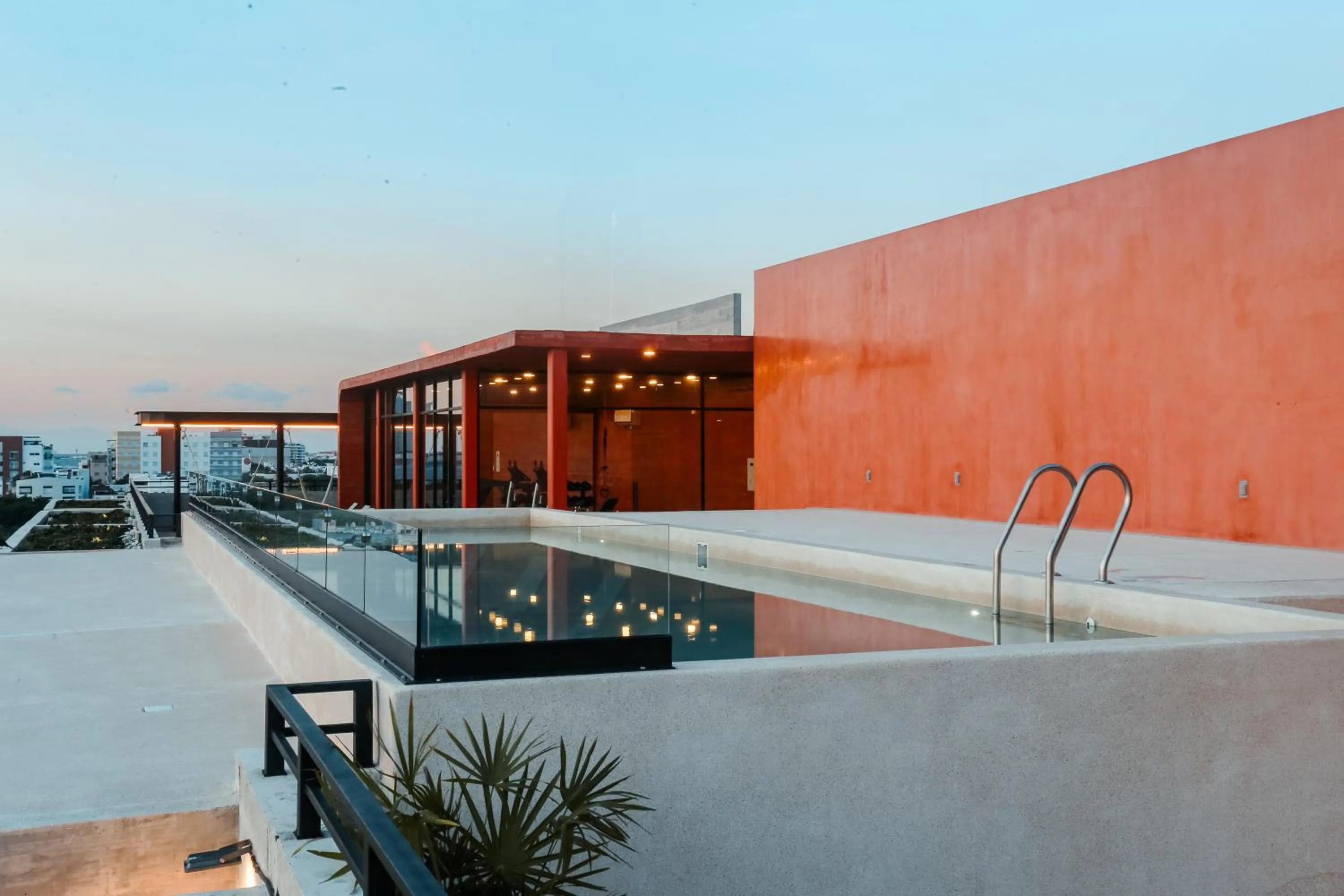 Swimming pool in Everglades Suites