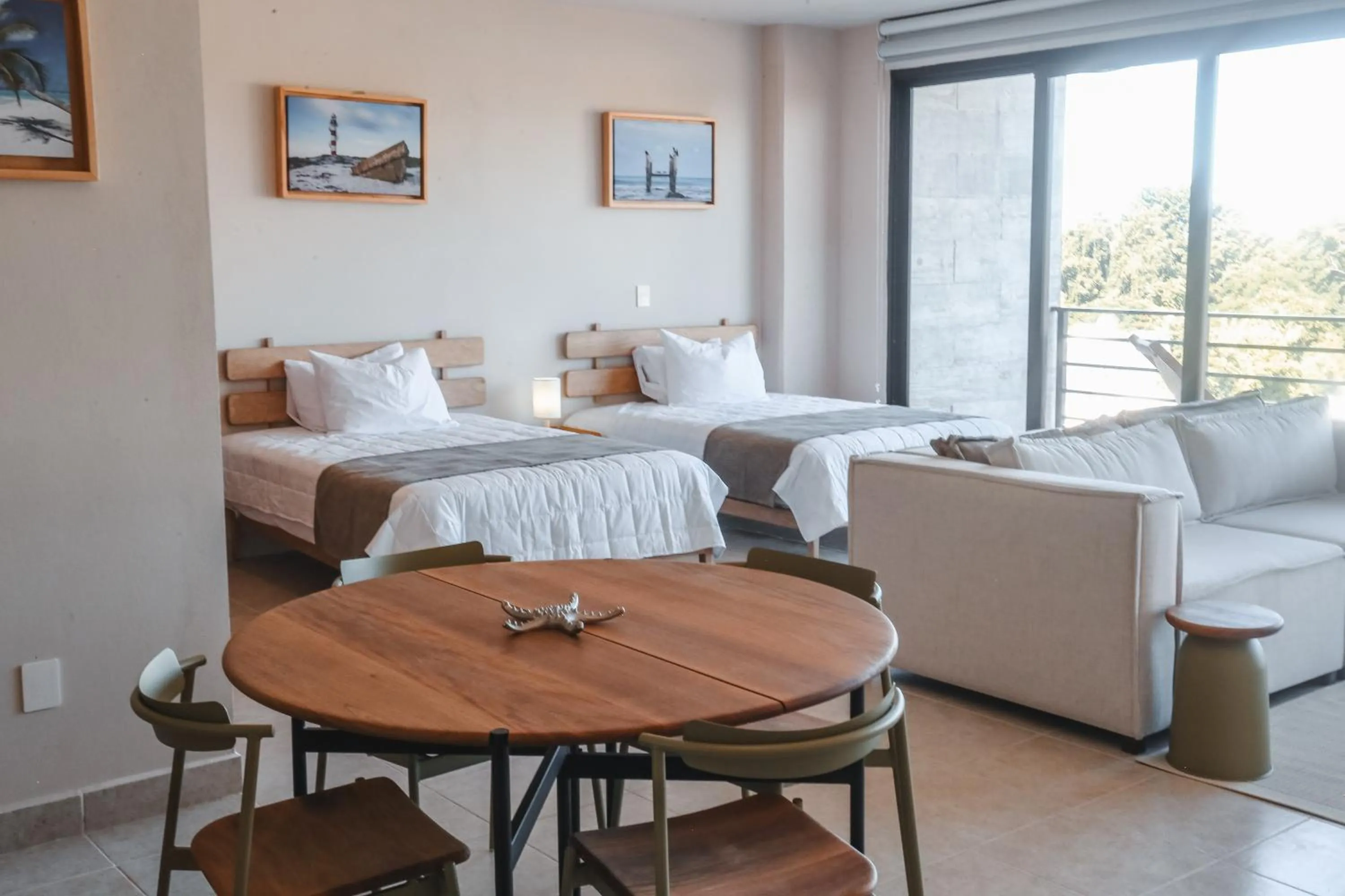 Photo of the whole room in Everglades Suites