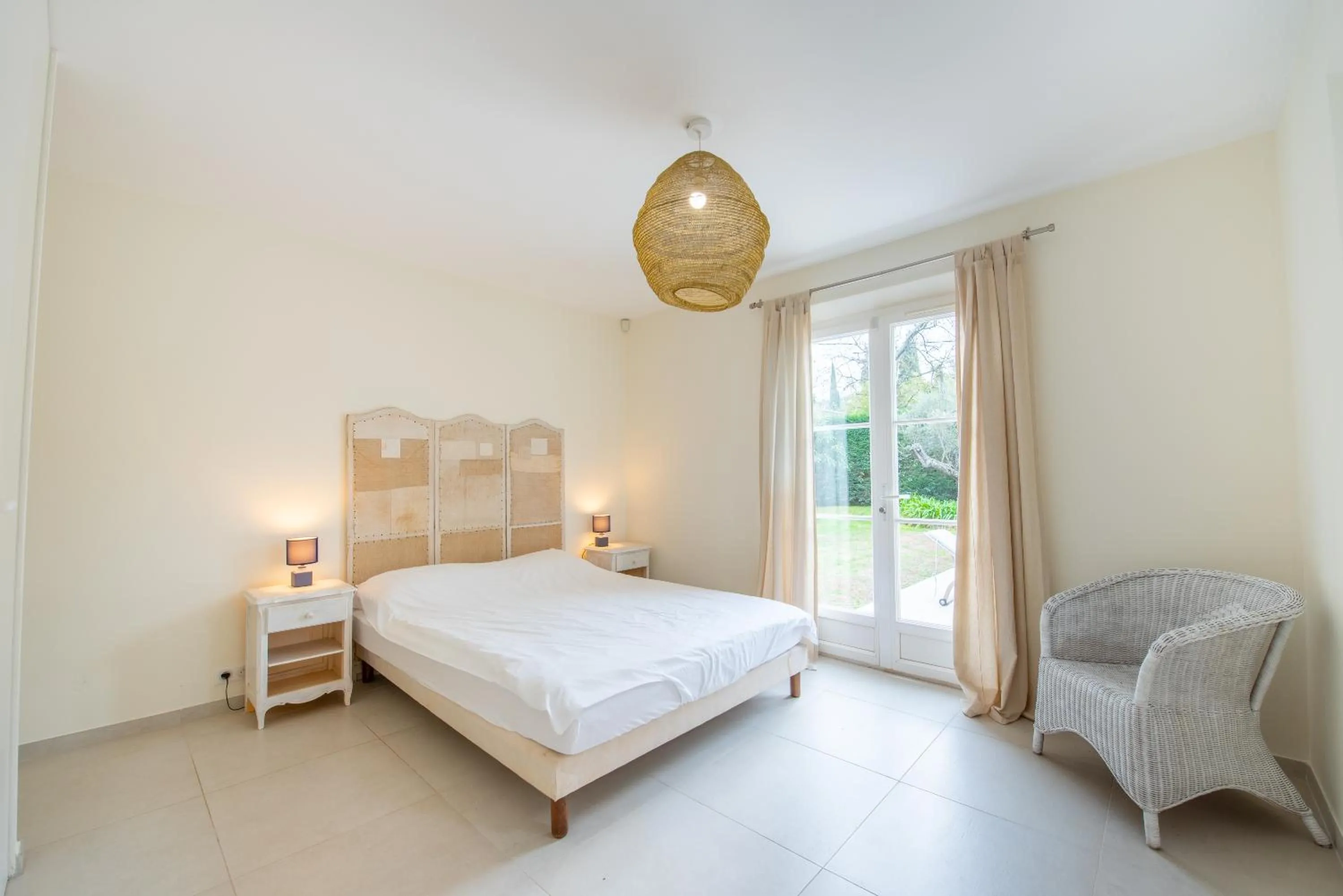 Bedroom, Bed in Villa le Roi Soleil