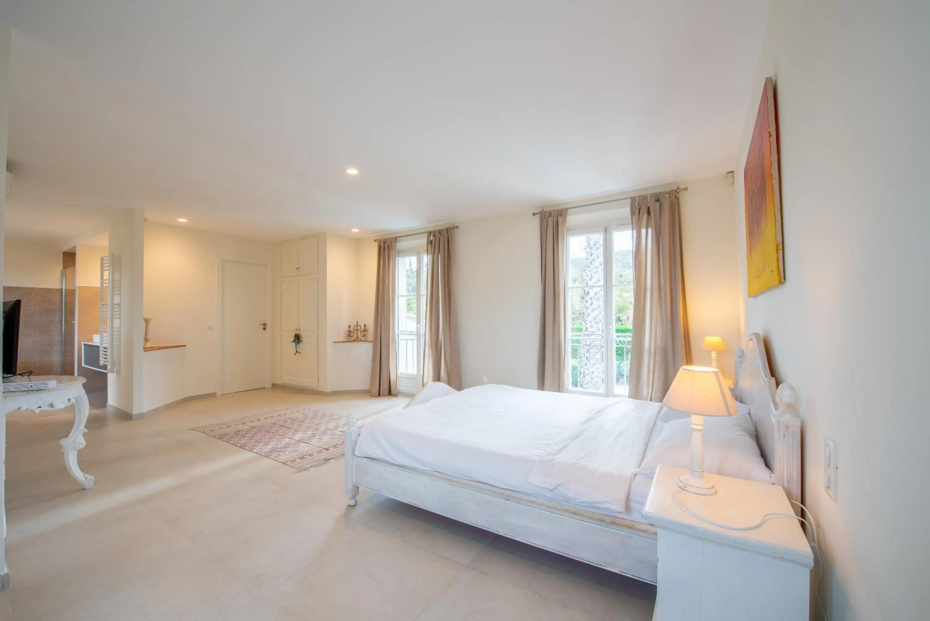 Bedroom, Bed in Villa le Roi Soleil