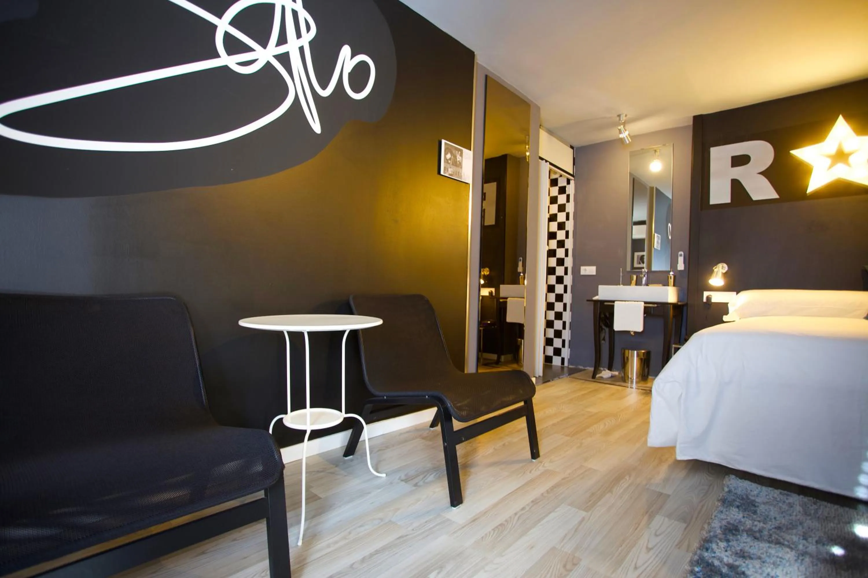 Bathroom, Bed in Hotel Apartamentos Rock Star