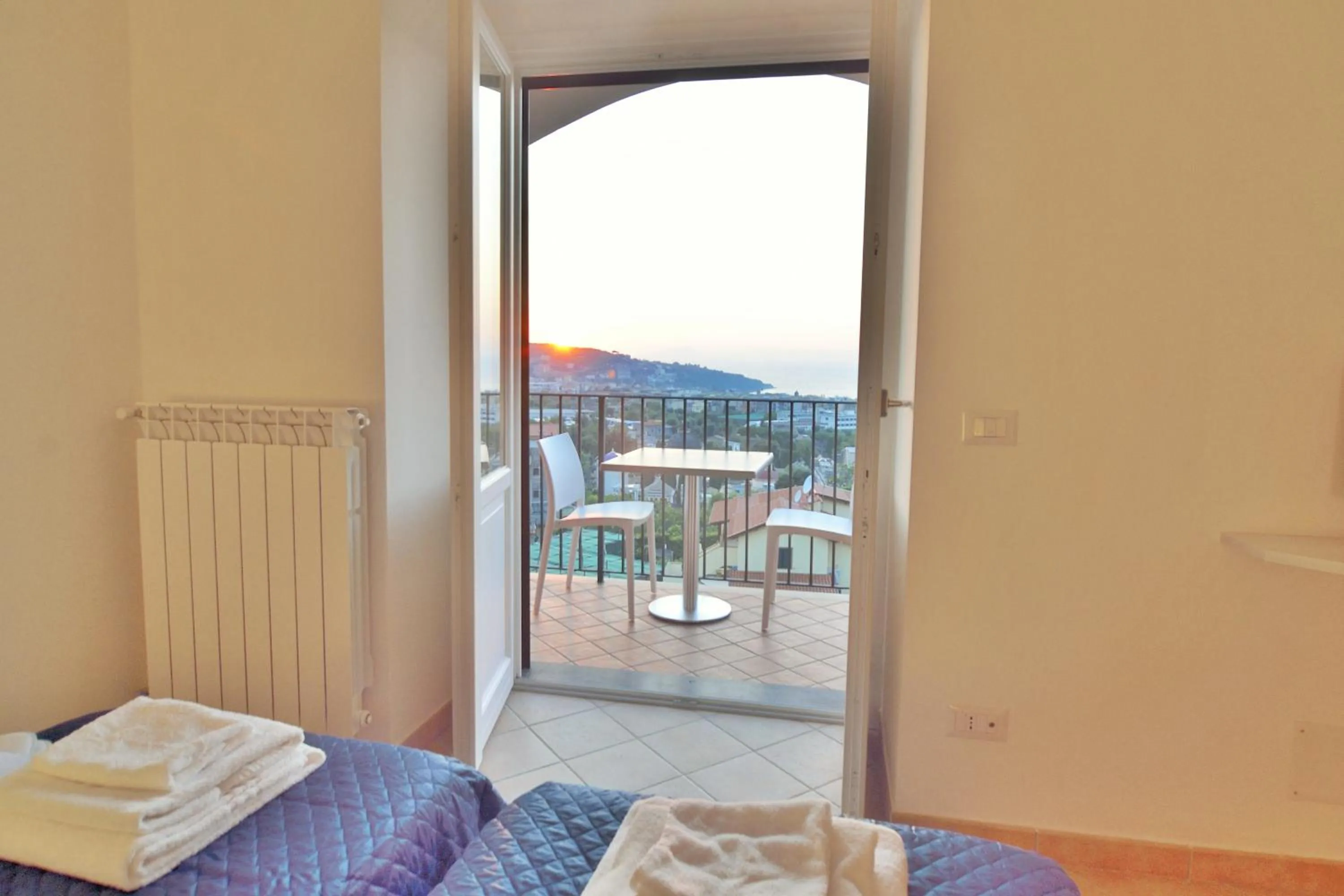 Balcony/Terrace, Bed in Lemon Flats Sorrento