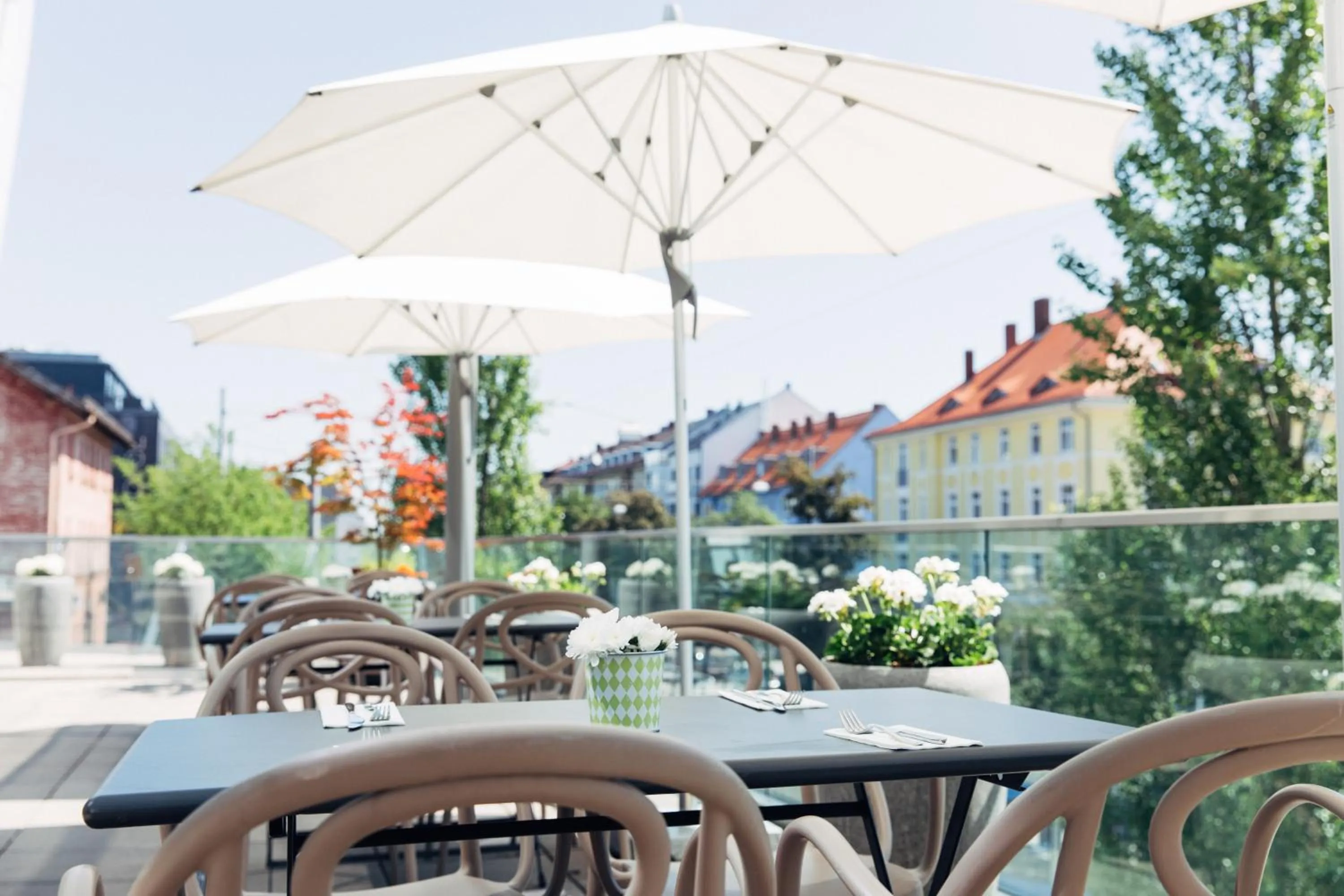 Restaurant/places to eat in harry's home München hotel & apartments