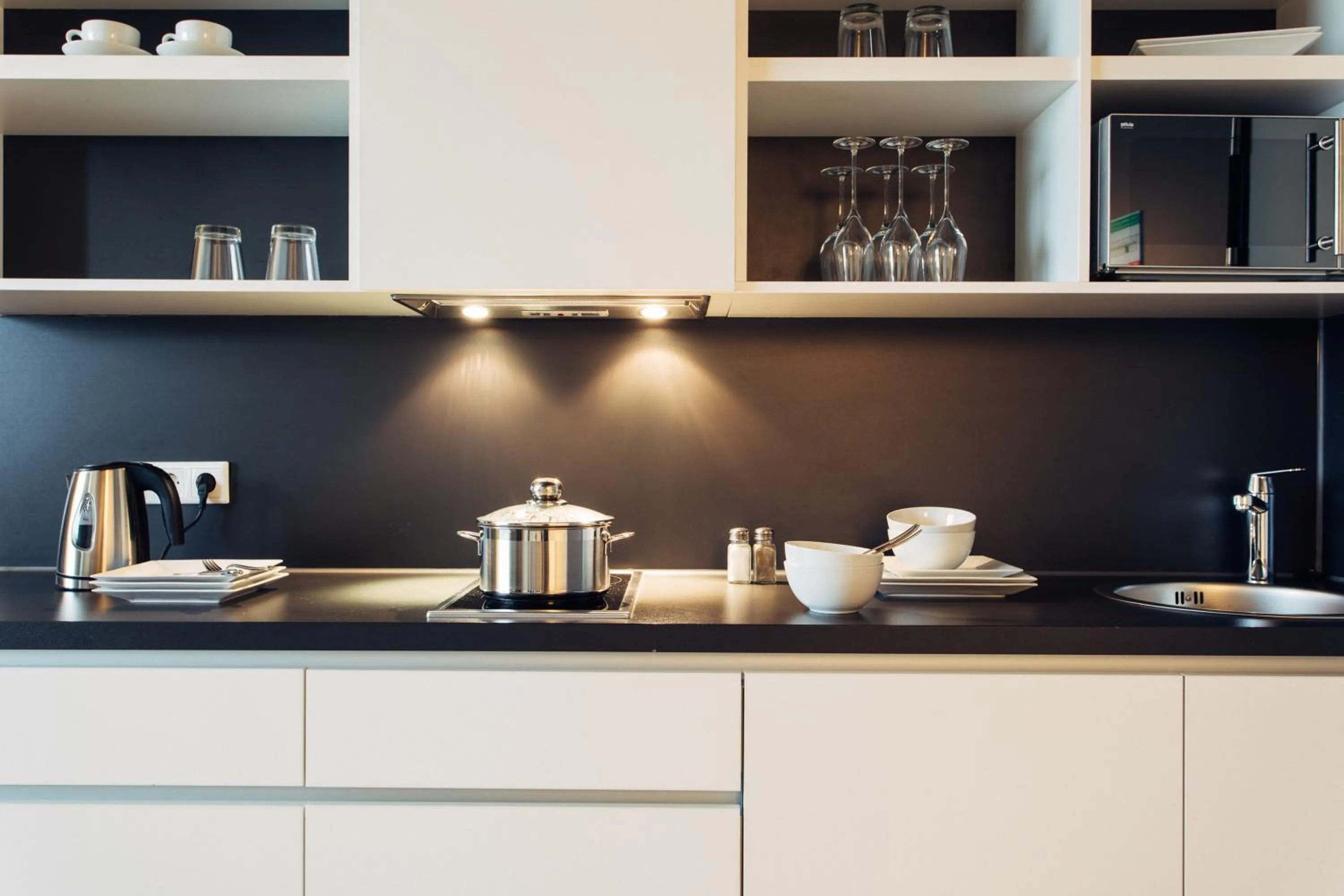 Kitchen or kitchenette in harry's home München hotel & apartments