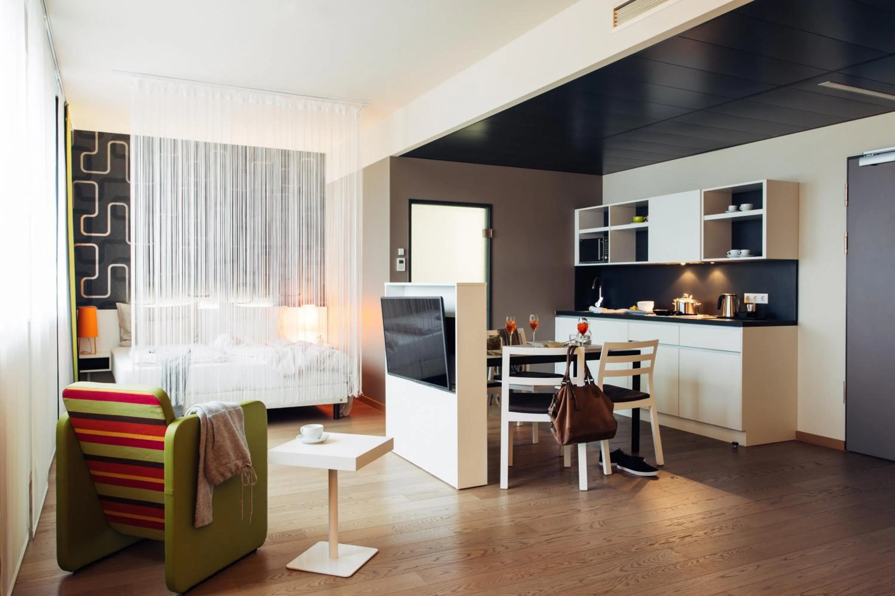 Kitchen or kitchenette, Bed in harry's home München hotel & apartments